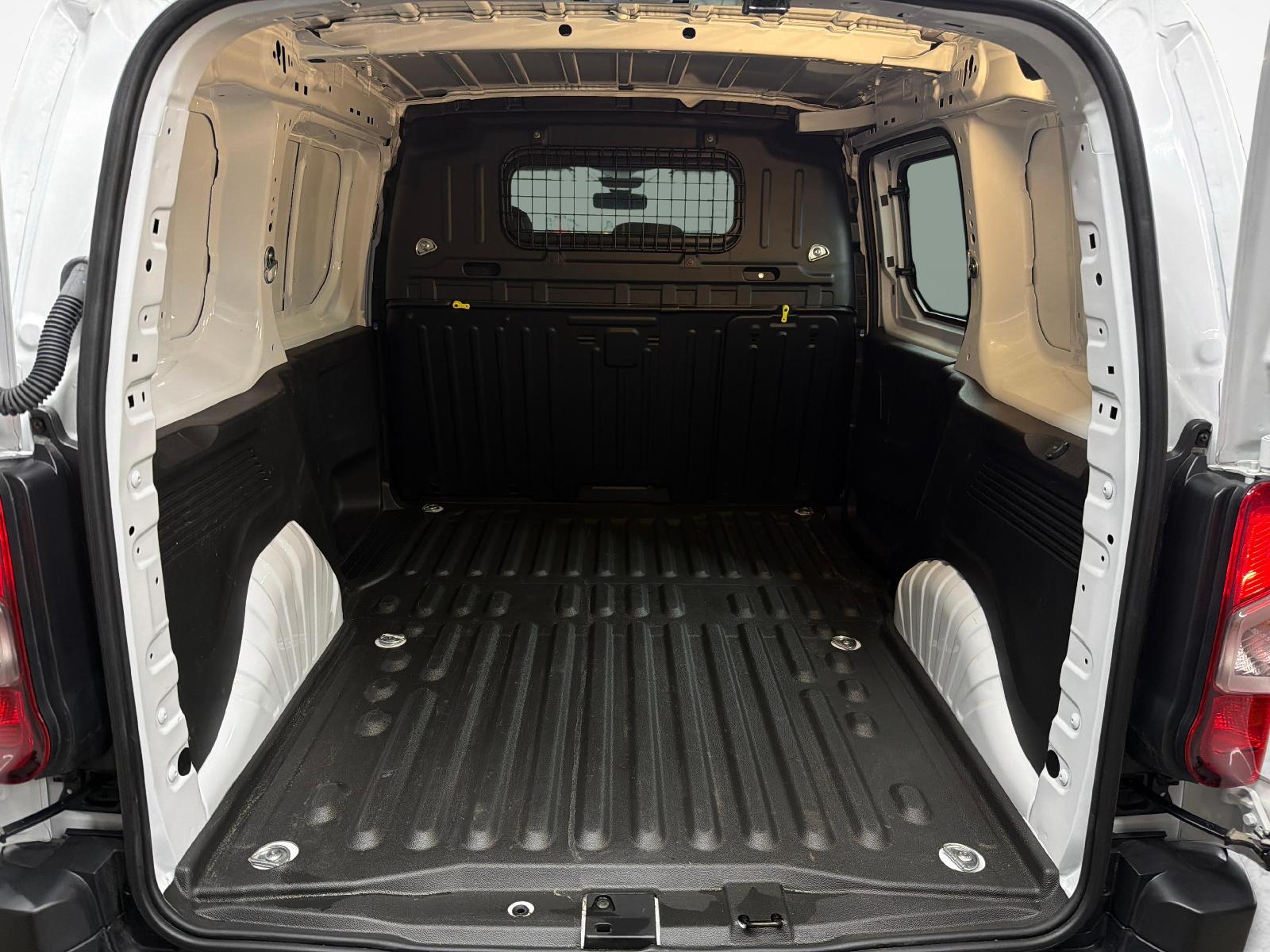 OPEL Combo-e Cargo 2.4 t Electric-image-11