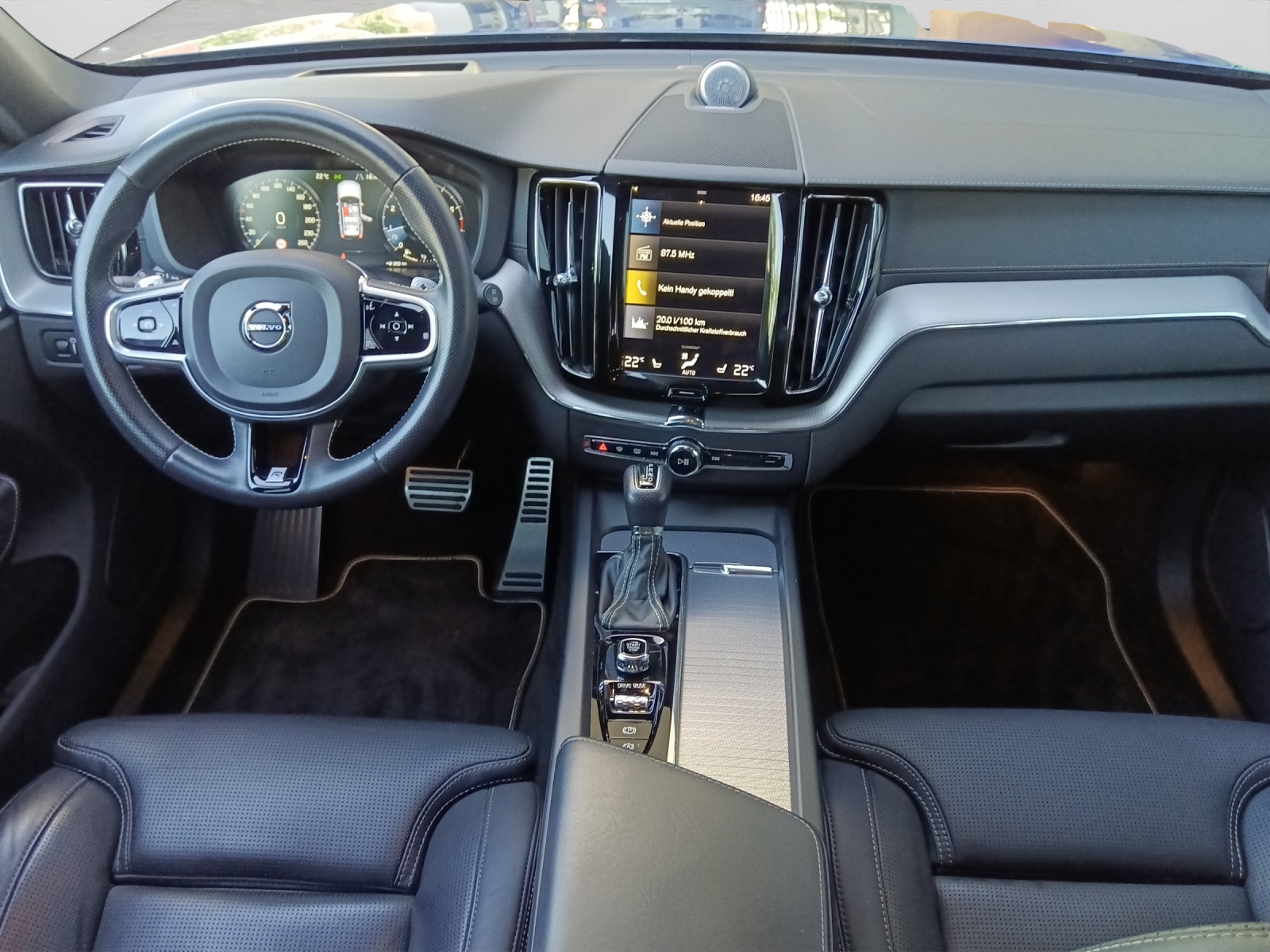 VOLVO XC60 2.0 T6 R-Design AWD-image-6