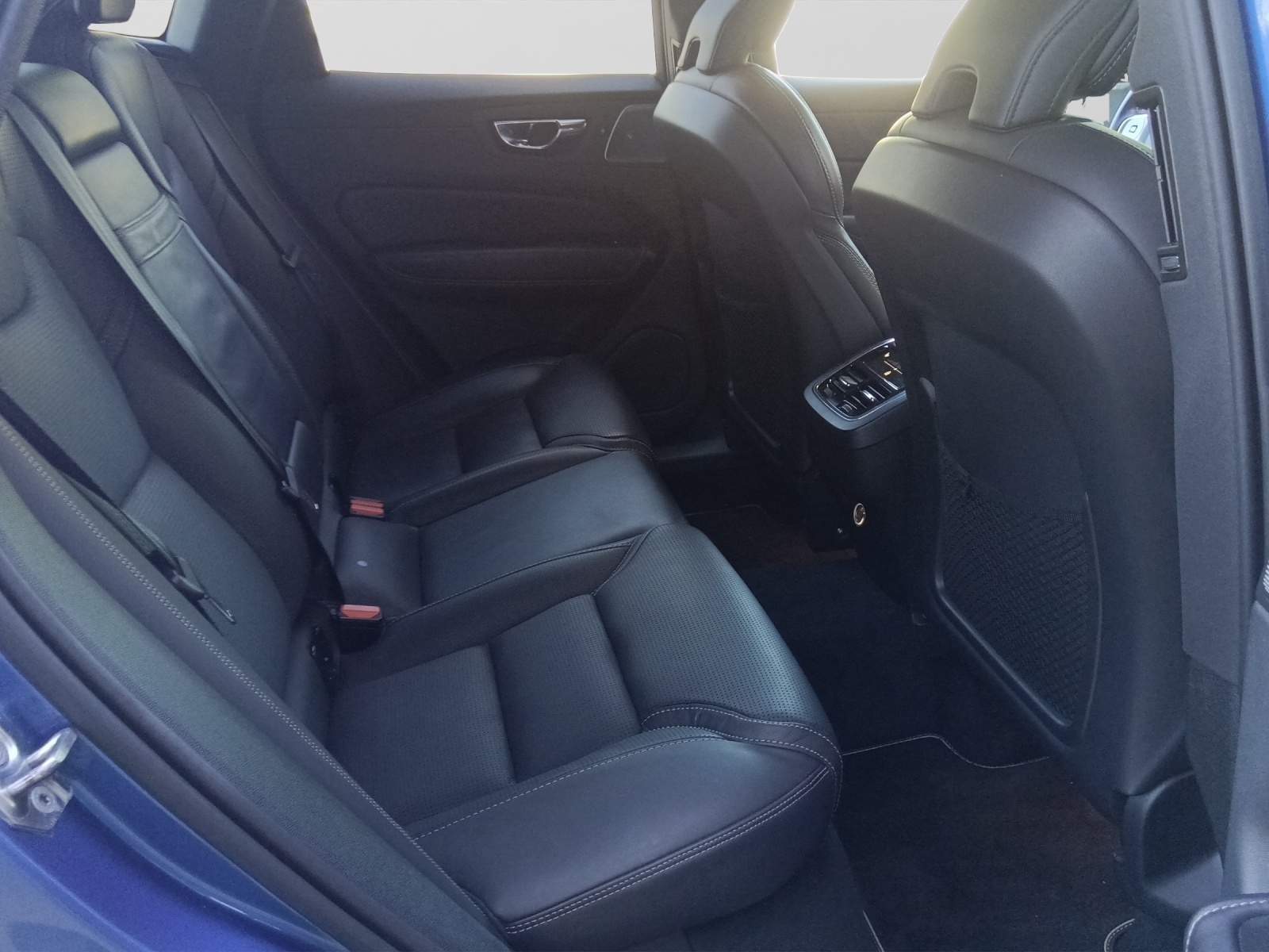 VOLVO XC60 2.0 T6 R-Design AWD-image-5