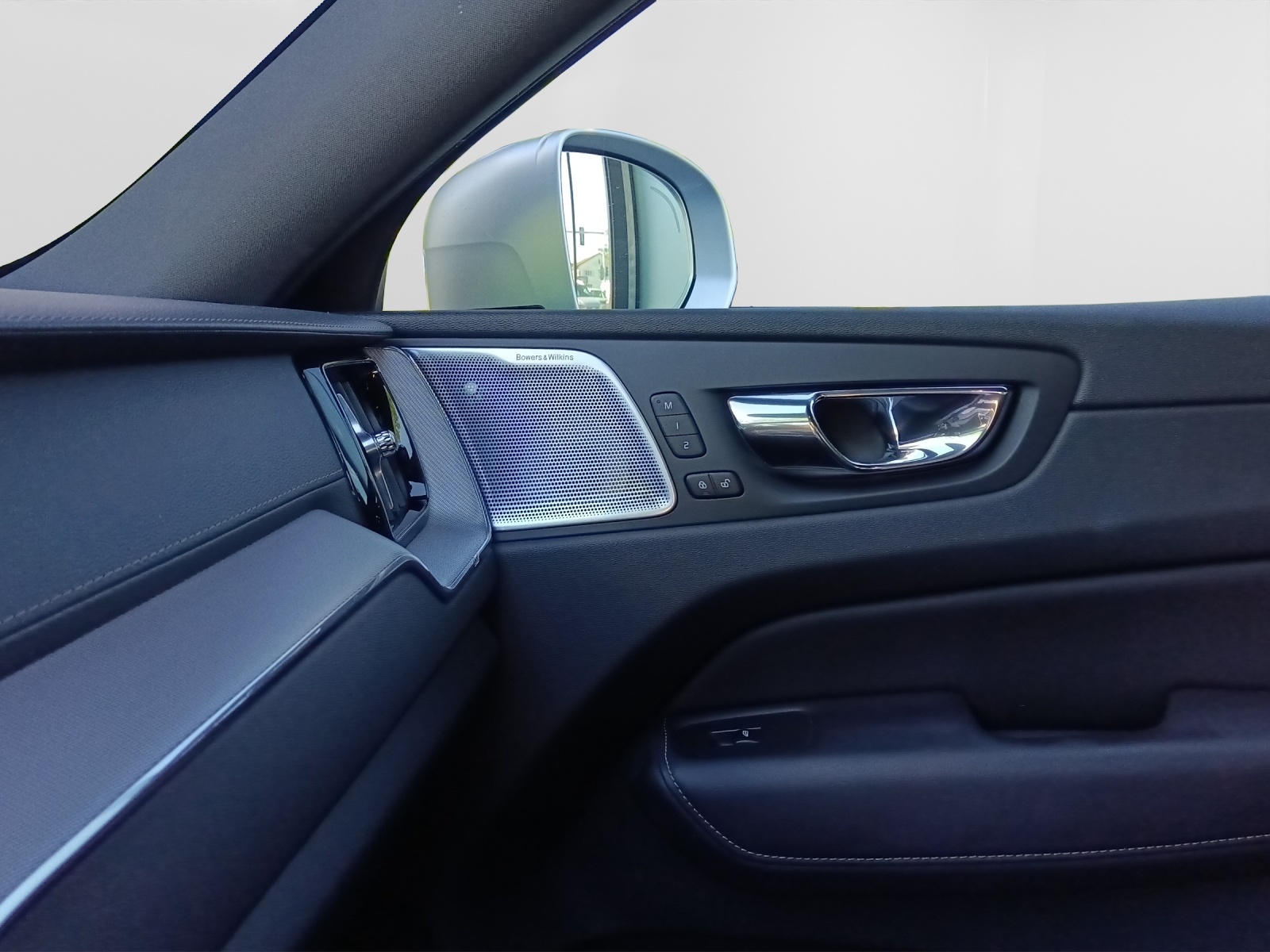 VOLVO XC60 2.0 T6 R-Design AWD-image-11