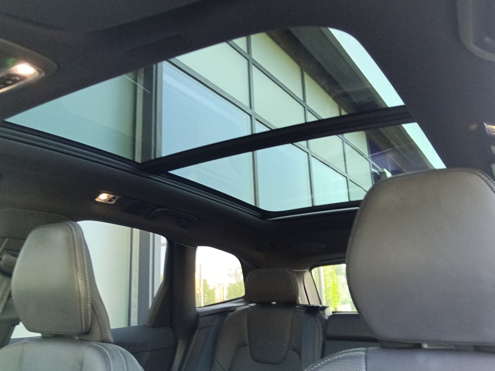 VOLVO XC60 2.0 T6 R-Design AWD-image-12