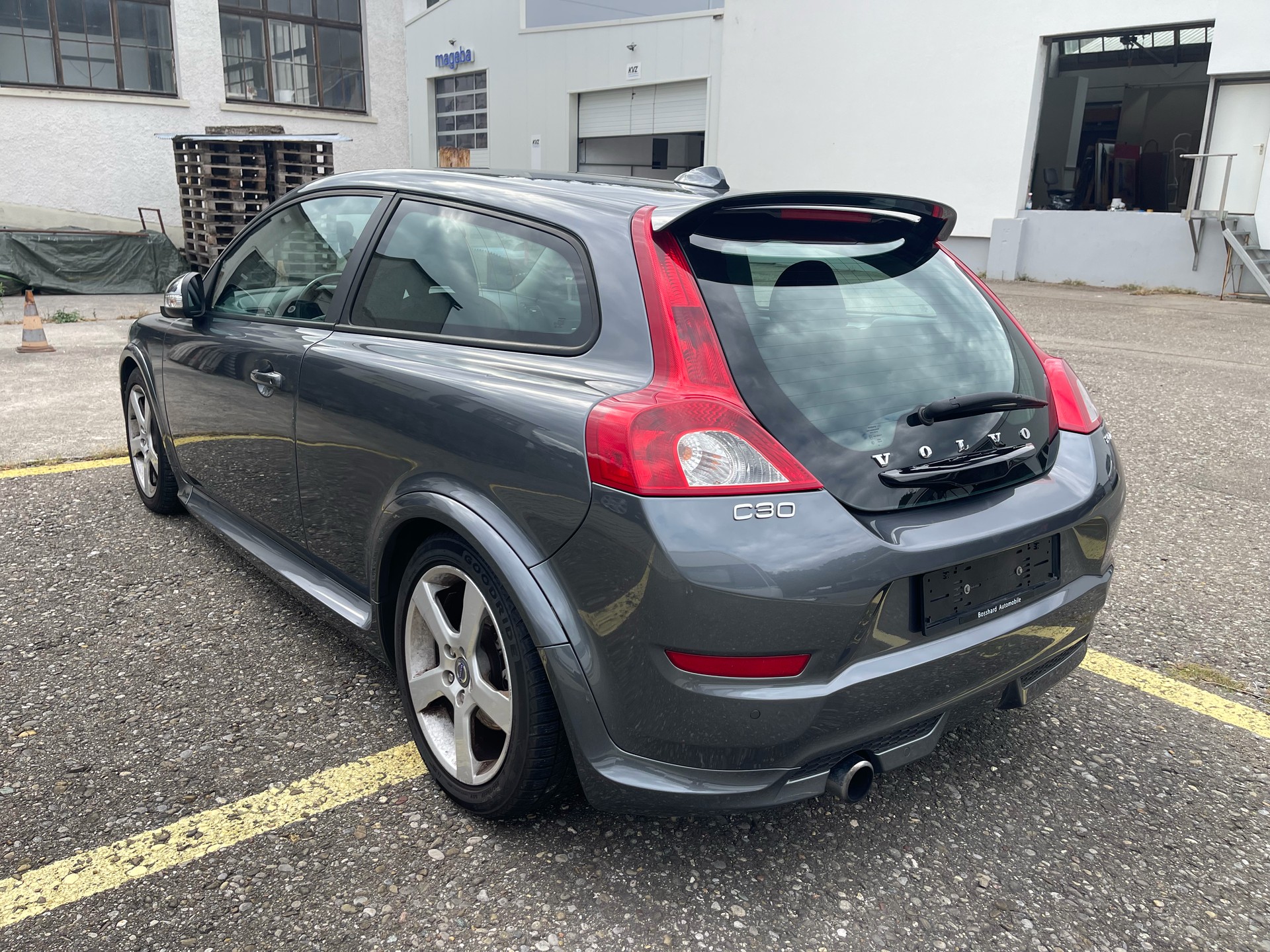 VOLVO C30 2.0D R-Design Momentum-image-2