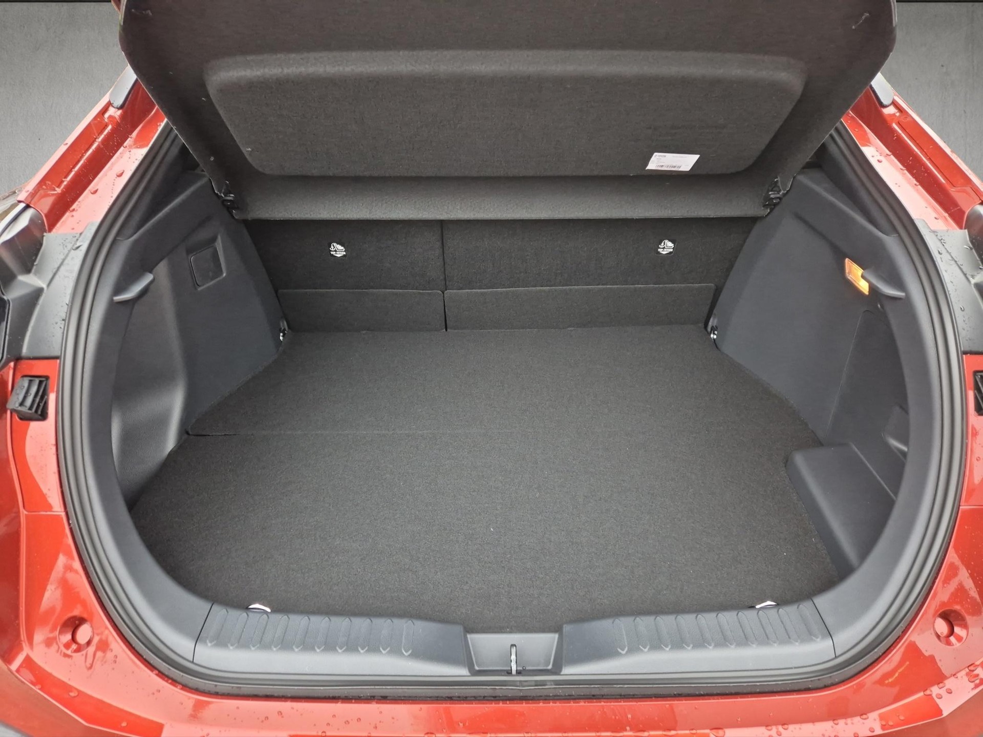 TOYOTA C-HR 2.0 PHEV Swiss Edition-image-12
