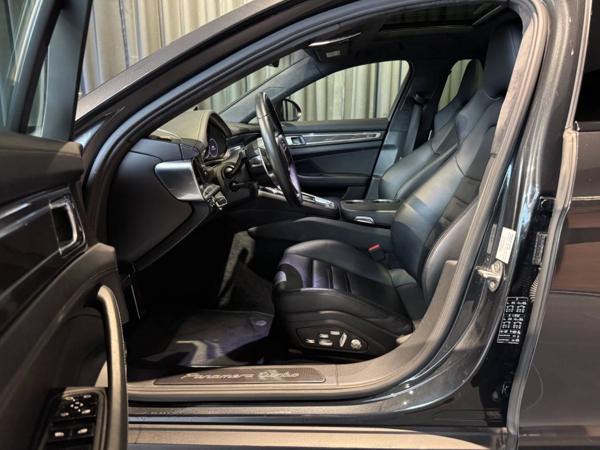 PORSCHE Panamera Turbo-showroom-element-3