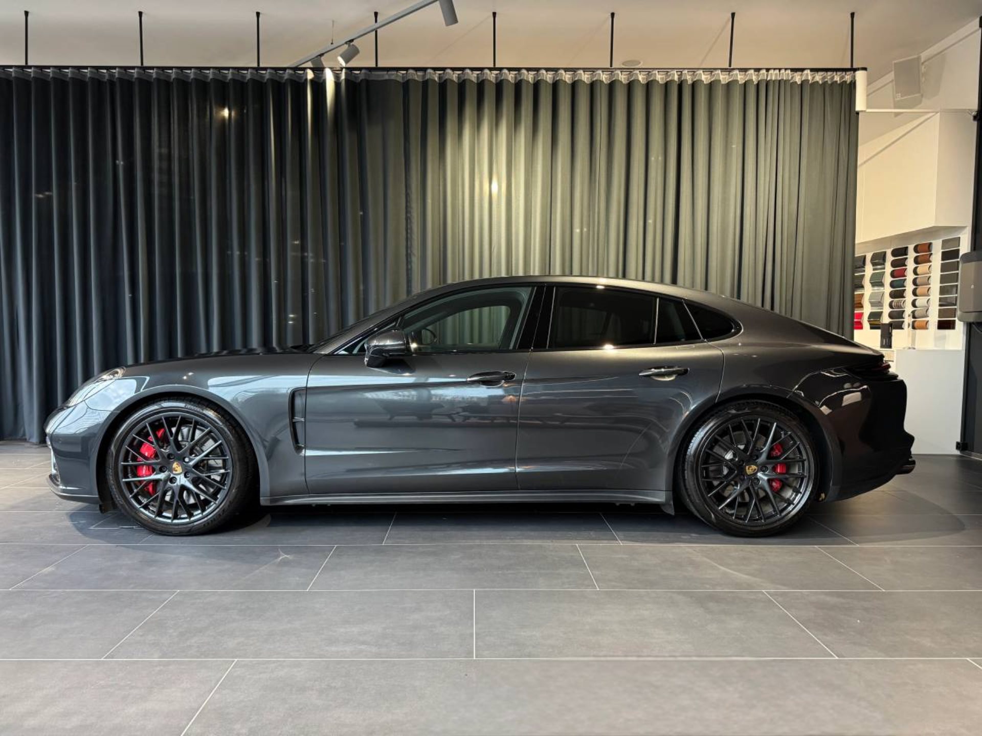 PORSCHE Panamera Turbo-showroom-element-1