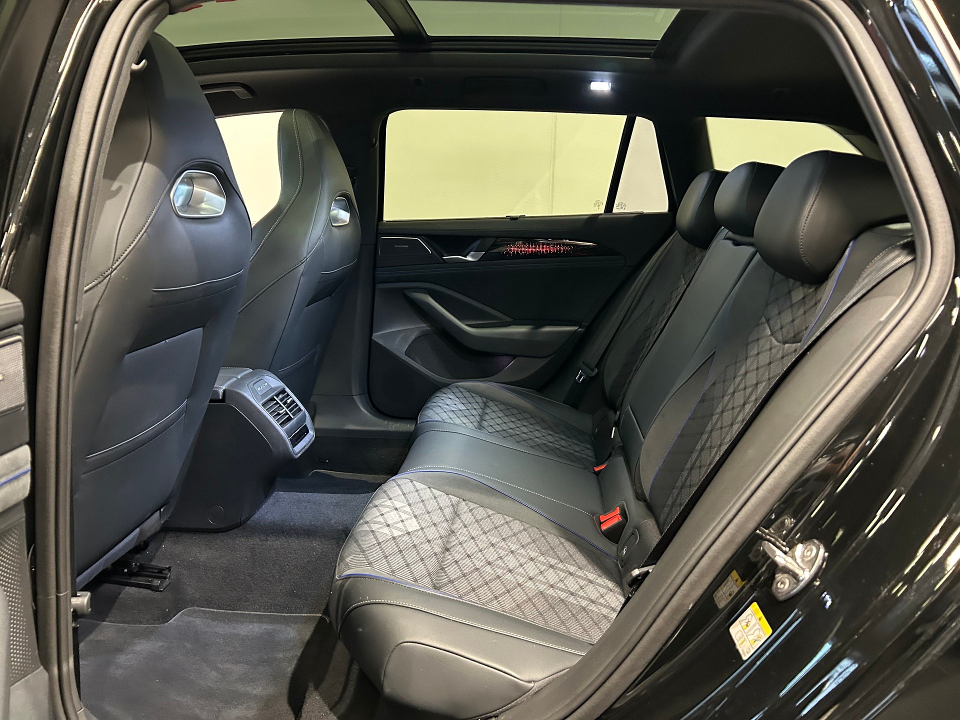 VW Passat Variant 2.0 TDI evo R-Line 4 Motion DSG-image-13