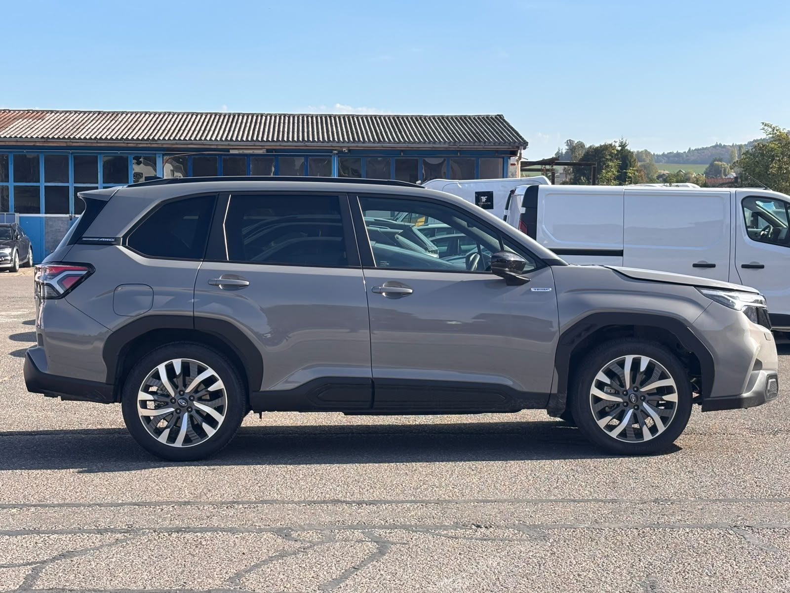 SUBARU Forester 2.0i e-Boxer Luxury Lineartronic-image-3