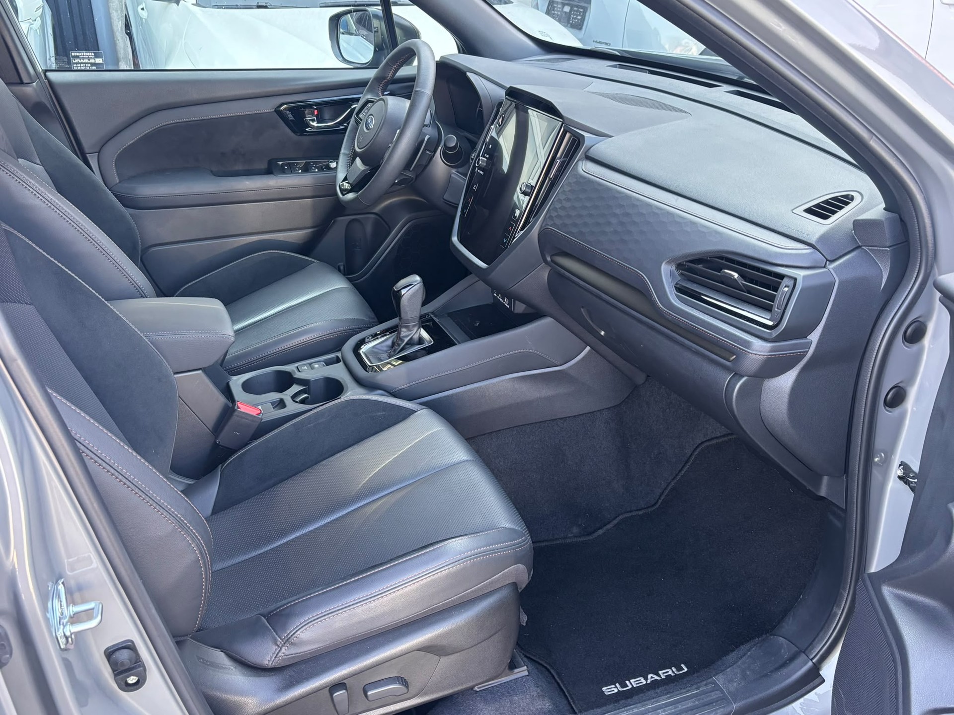 SUBARU Forester 2.0i e-Boxer Luxury Lineartronic-image-14