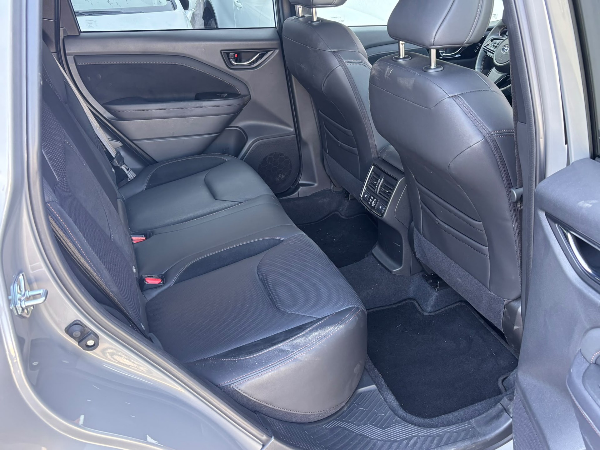 SUBARU Forester 2.0i e-Boxer Luxury Lineartronic-image-13