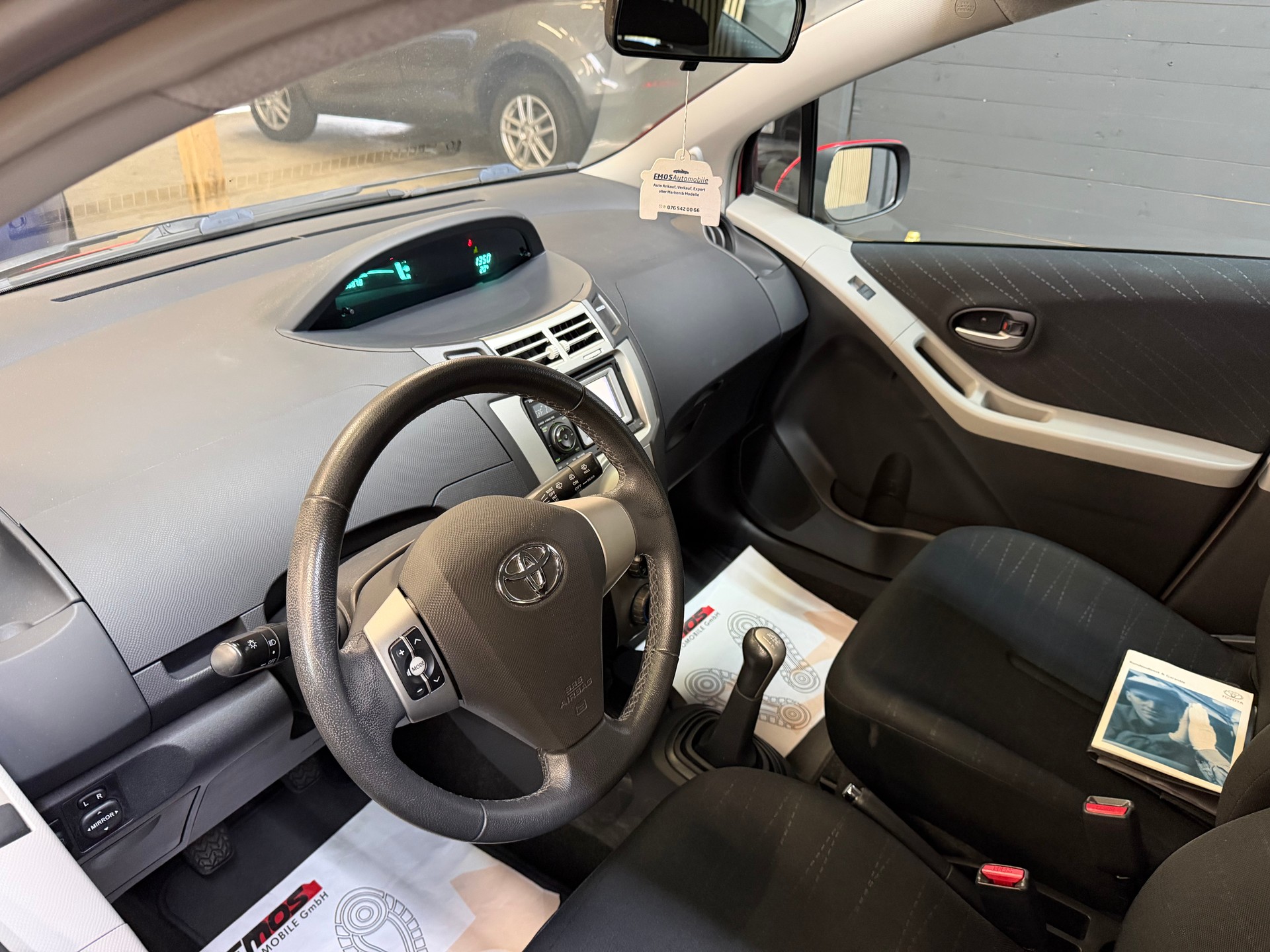 TOYOTA Yaris 1.3 Linea Sol-image-9