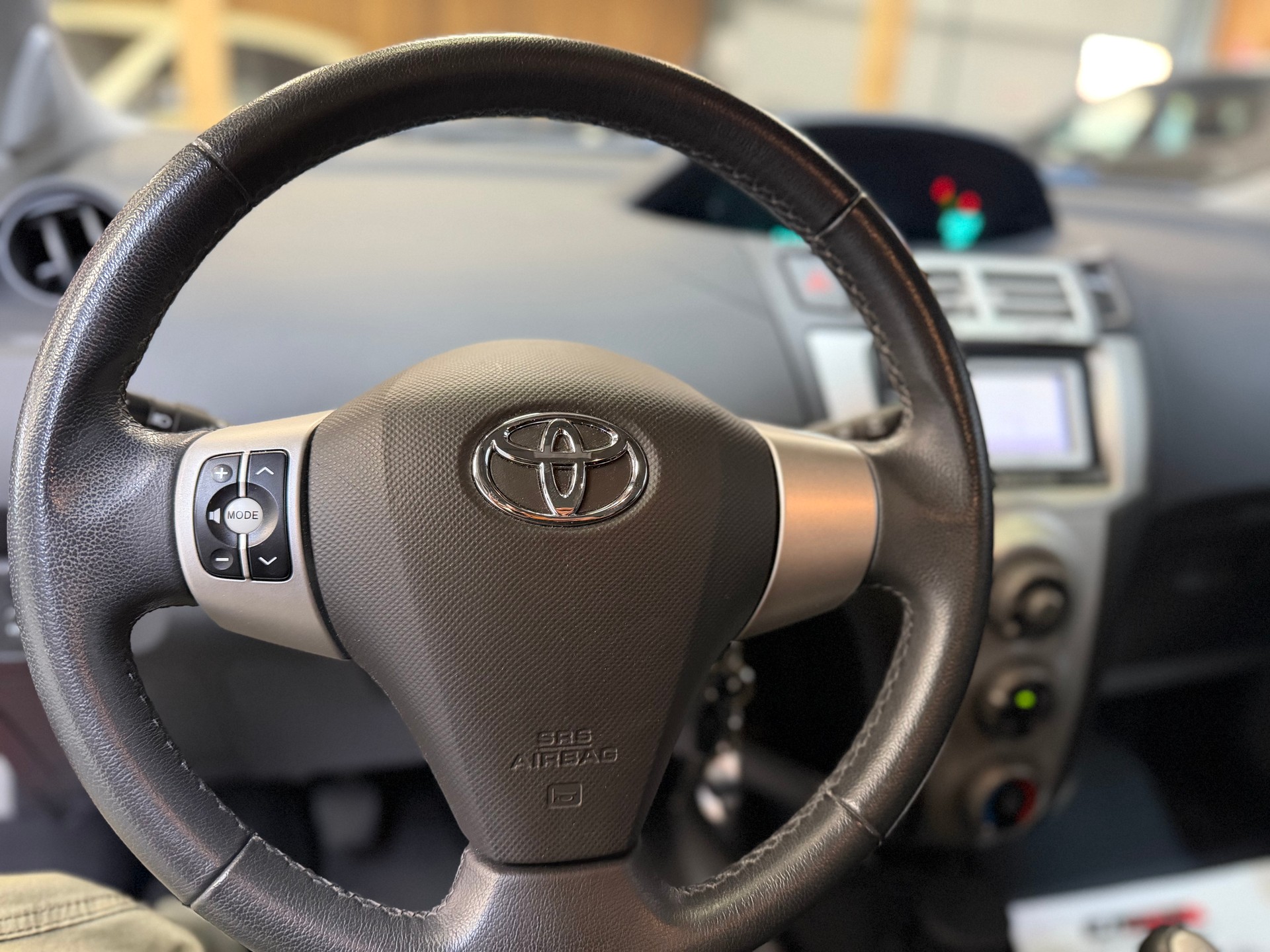 TOYOTA Yaris 1.3 Linea Sol-image-12