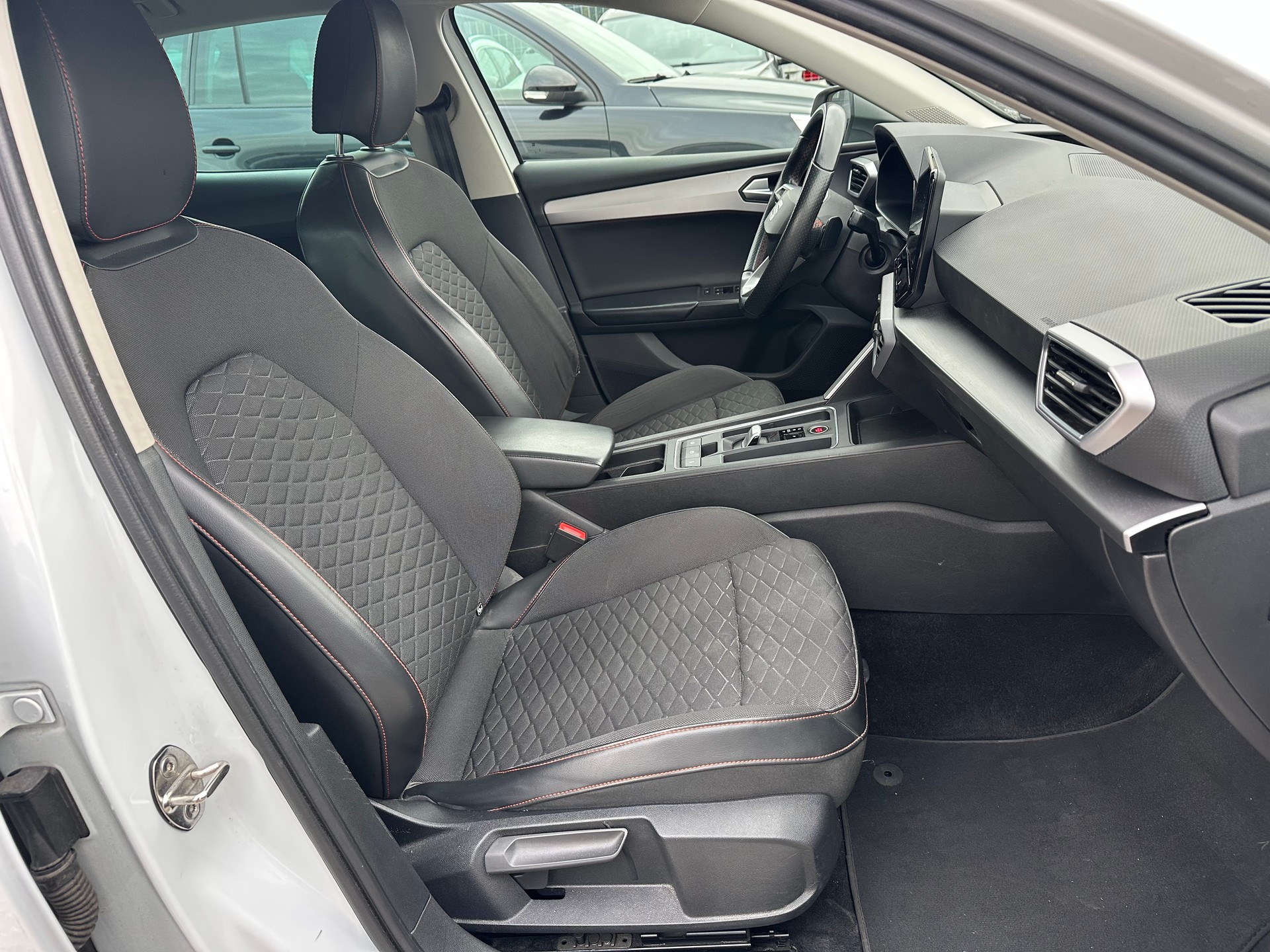 SEAT Leon 2.0 TDI EVO DSG FR-image-13