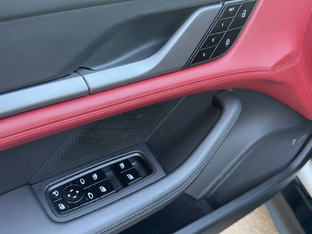 PORSCHE Taycan 4S-image-8