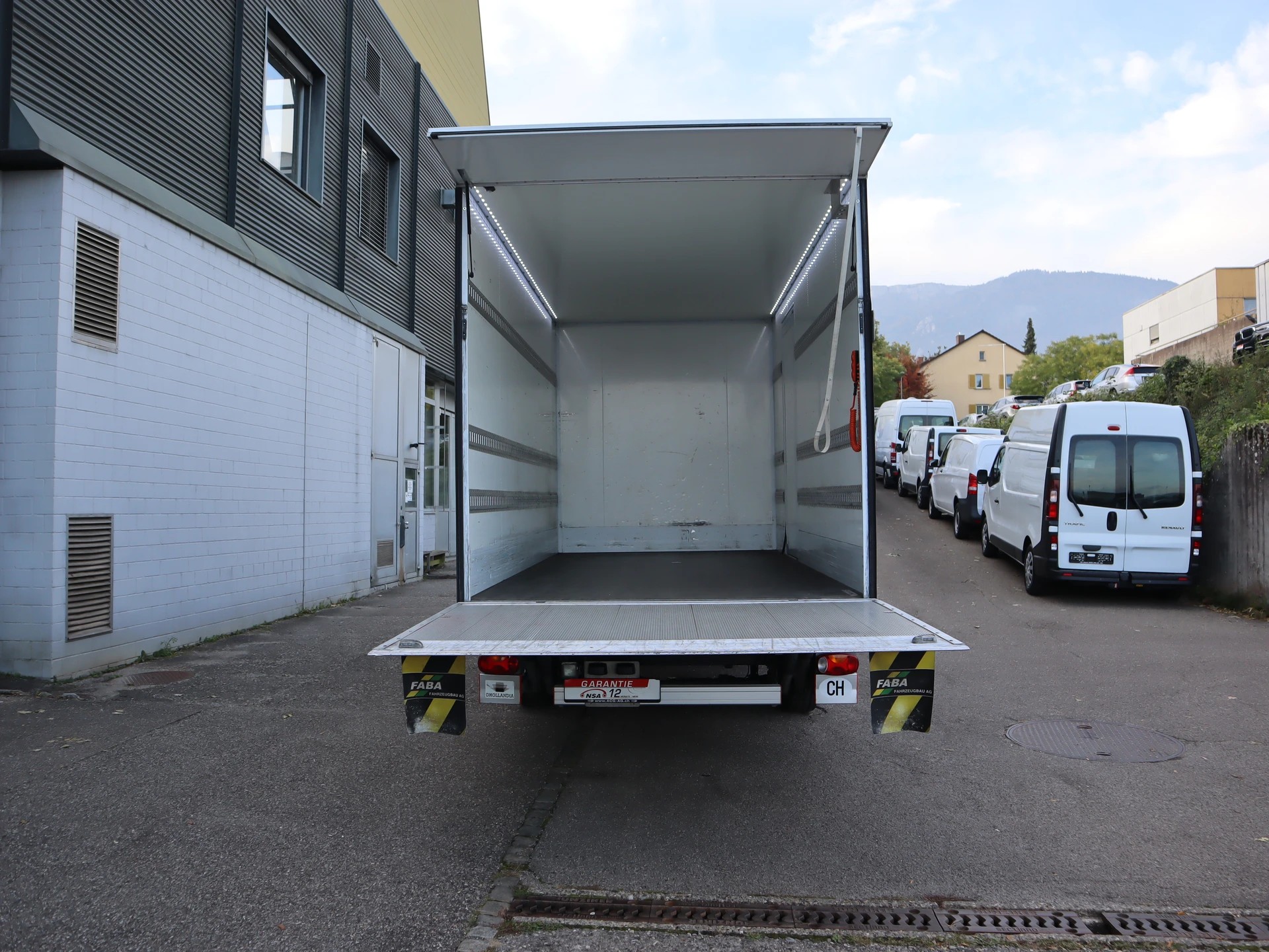 VW Crafter 35 2.0 TDI L4 4Motion ** CH-Fahrzeug ** Hebebühne * RF-Kamera * Klimaanlage * L4 * Neues Modell 2022-image-9