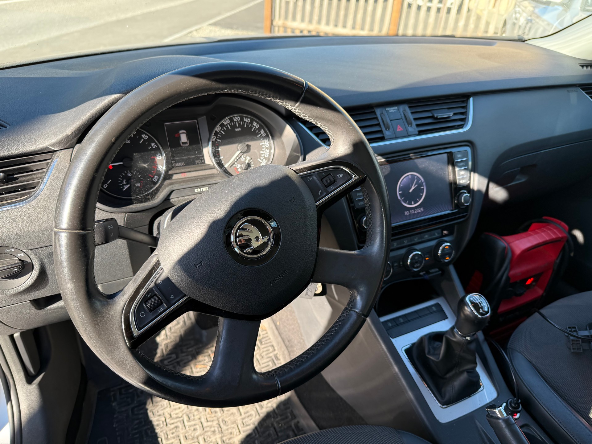 SKODA Octavia Combi 2.0 TDI Elegance 4x4-image-12