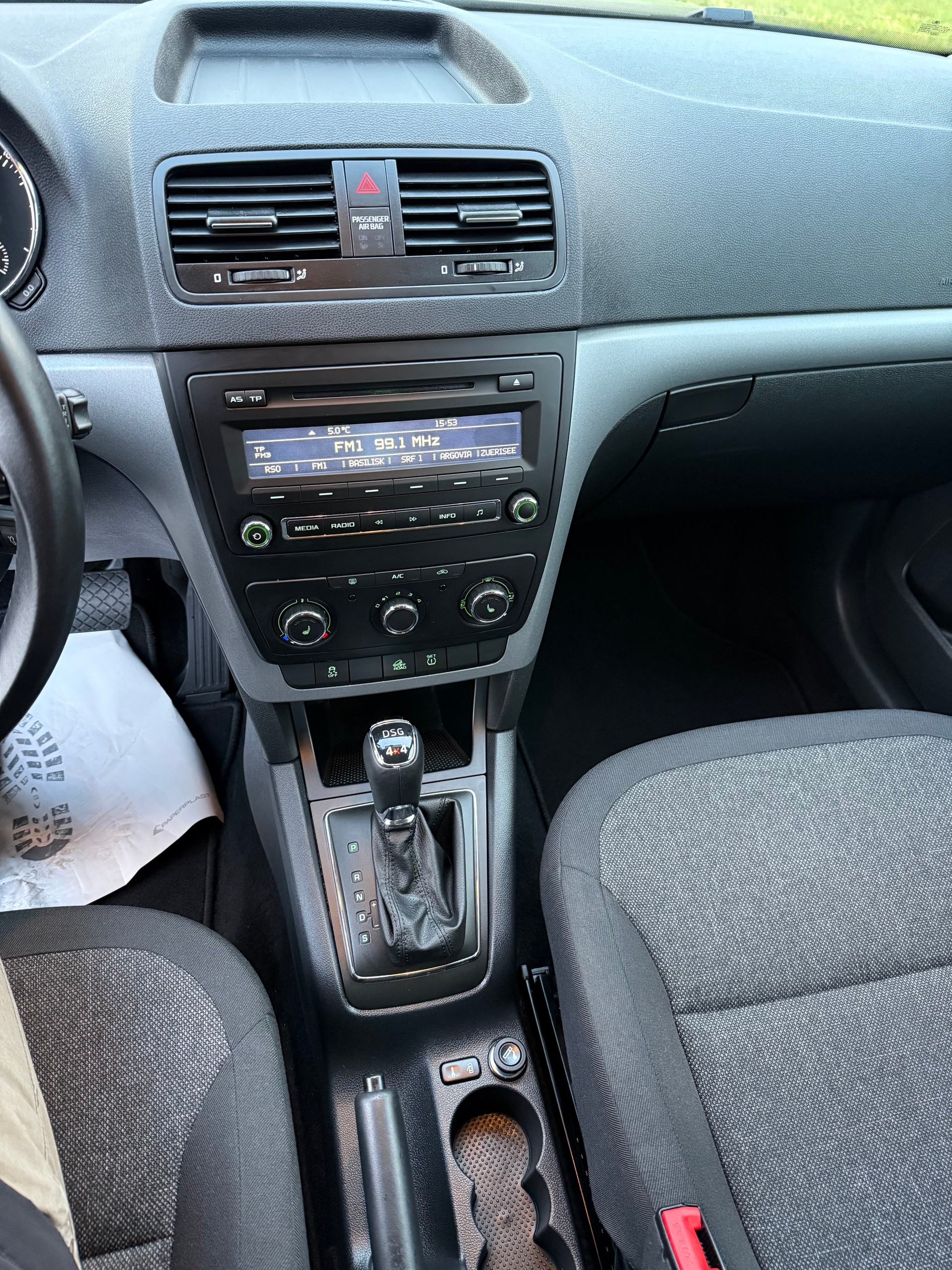 SKODA Yeti 1.8 TSI L&K 4x4 DSG-image-12
