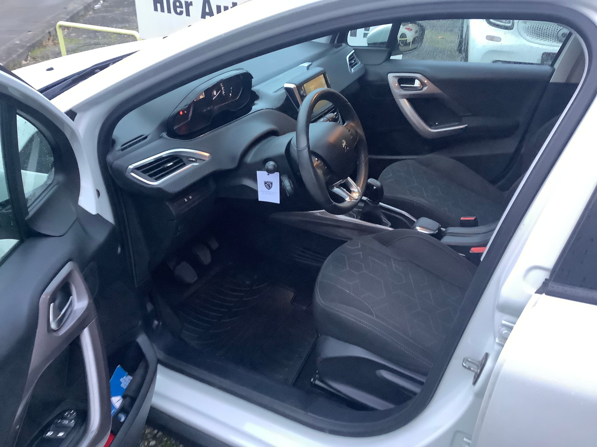 PEUGEOT 2008 1.2 PureTech Active-image-5
