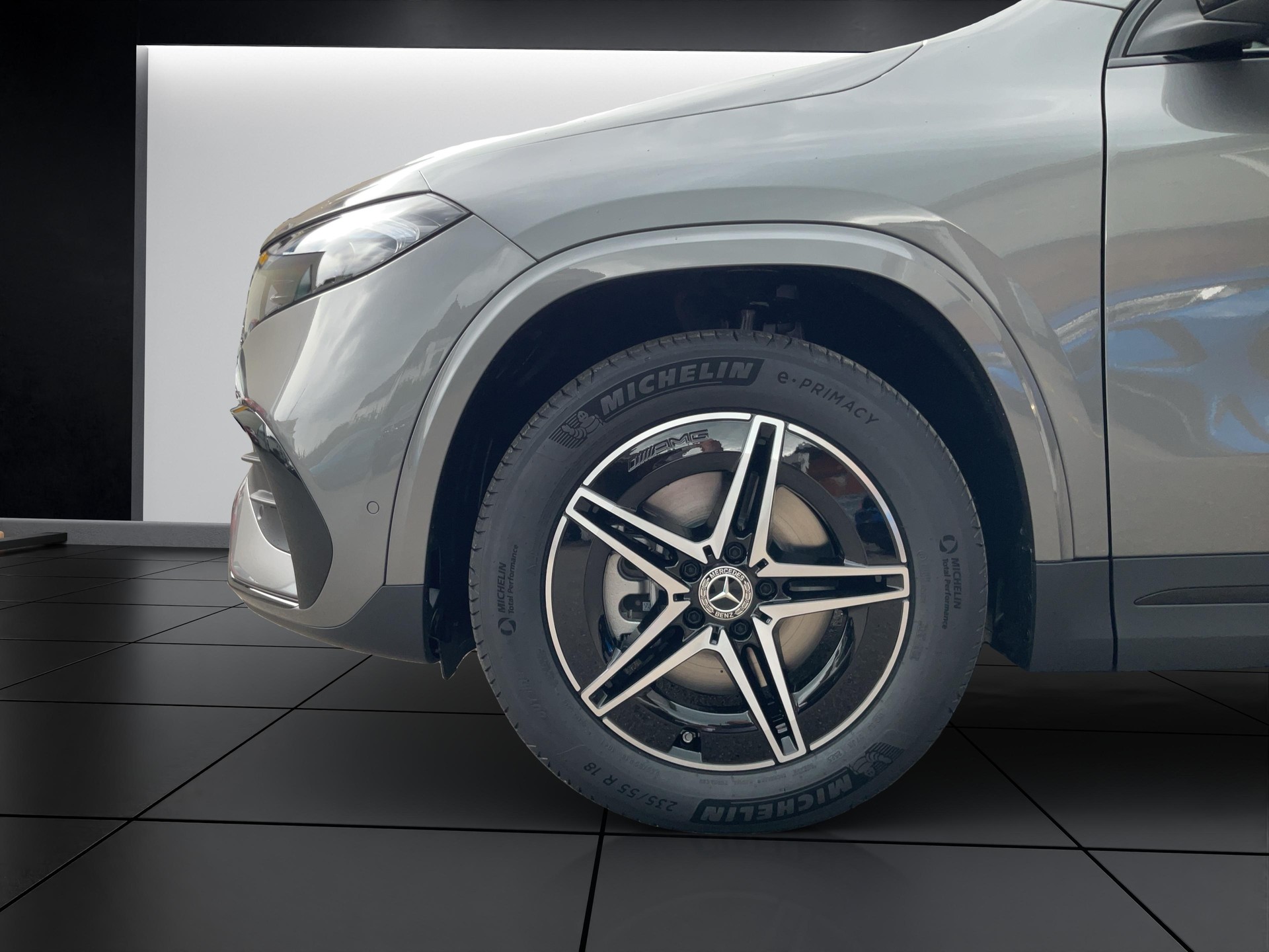MERCEDES-BENZ EQA 300 4MATIC Excellence Edition AMG Line-image-9