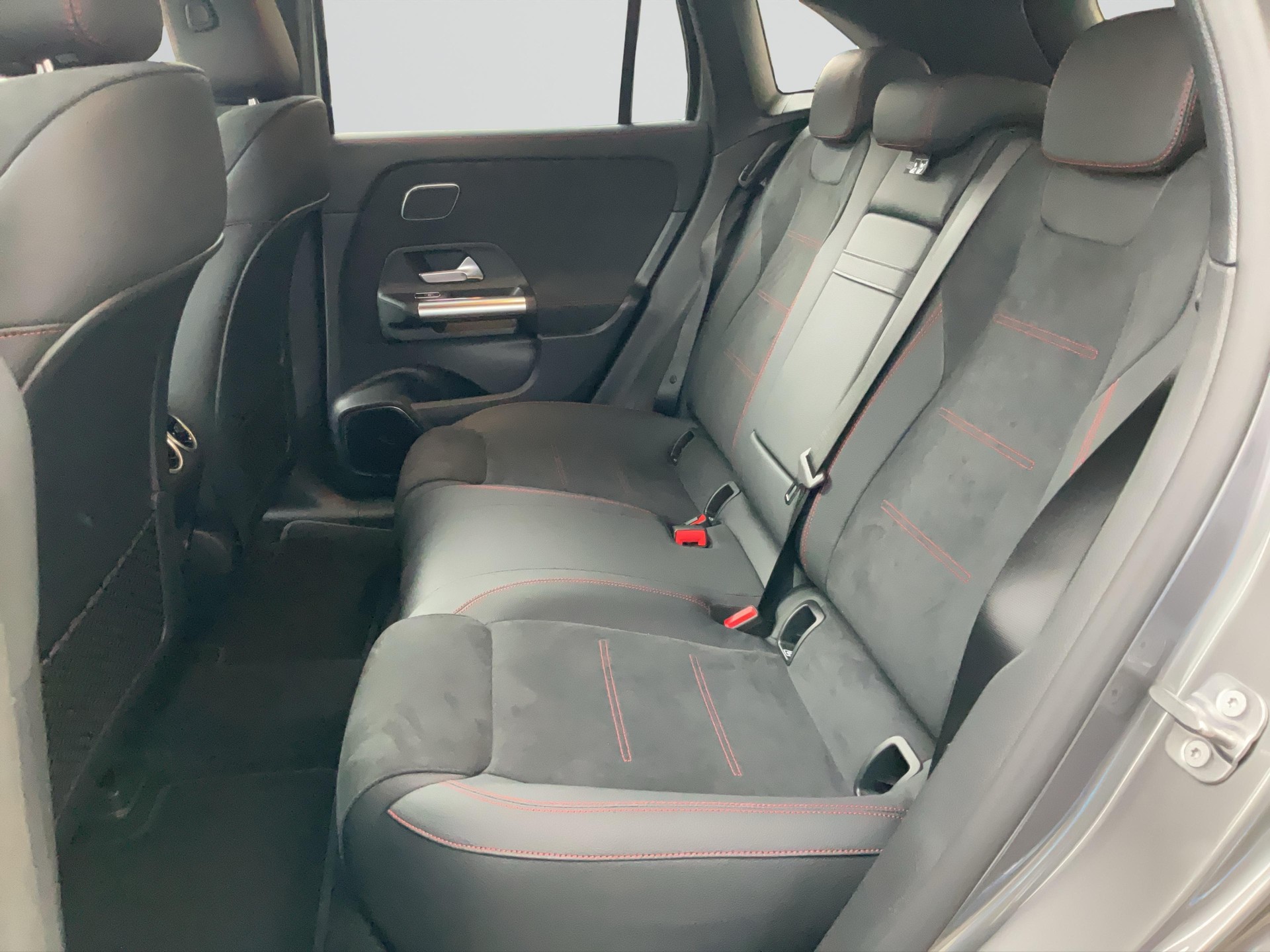 MERCEDES-BENZ EQA 300 4MATIC Excellence Edition AMG Line-image-7