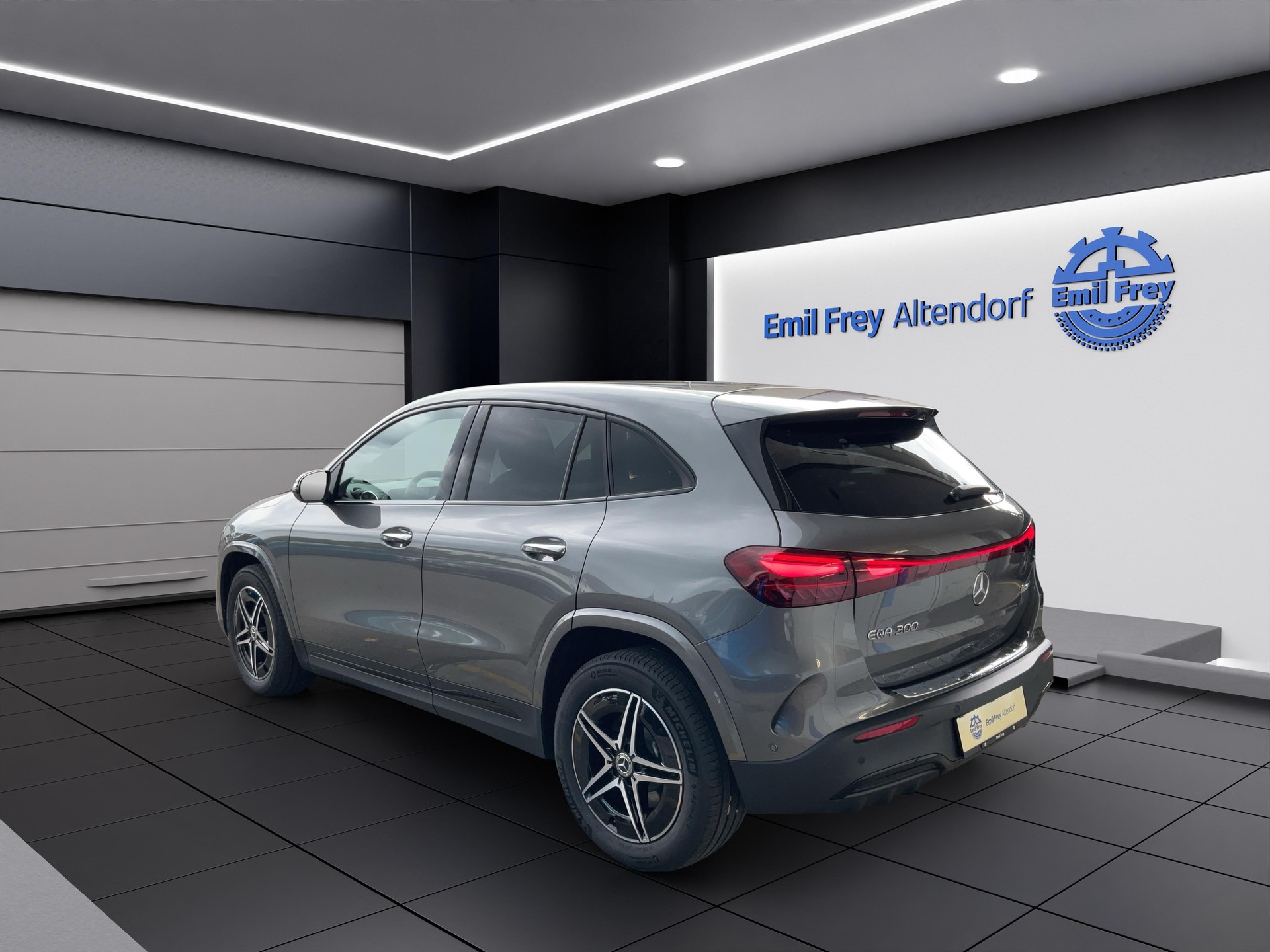 MERCEDES-BENZ EQA 300 4MATIC Excellence Edition AMG Line-showroom-element-3