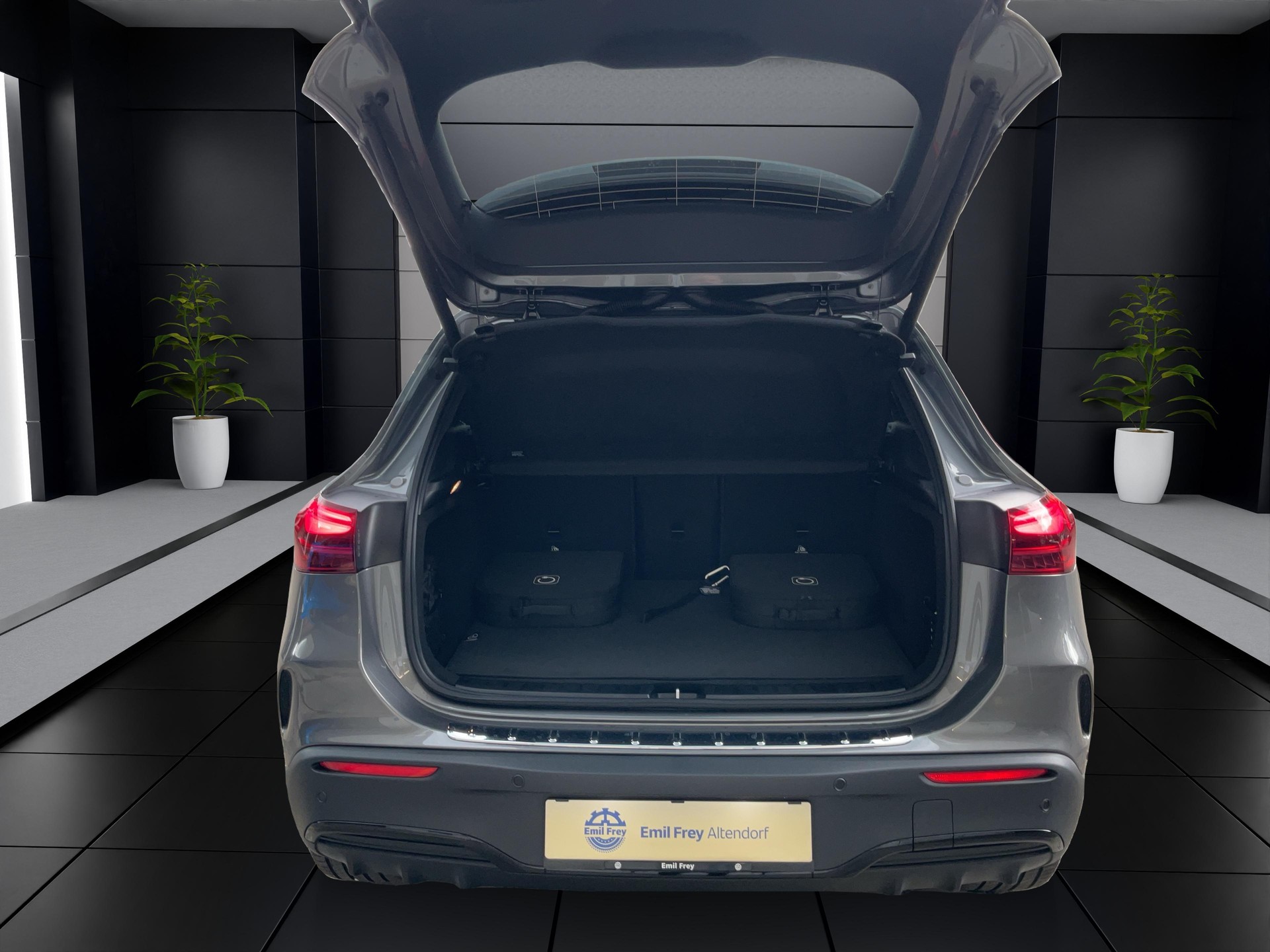 MERCEDES-BENZ EQA 300 4MATIC Excellence Edition AMG Line-image-8