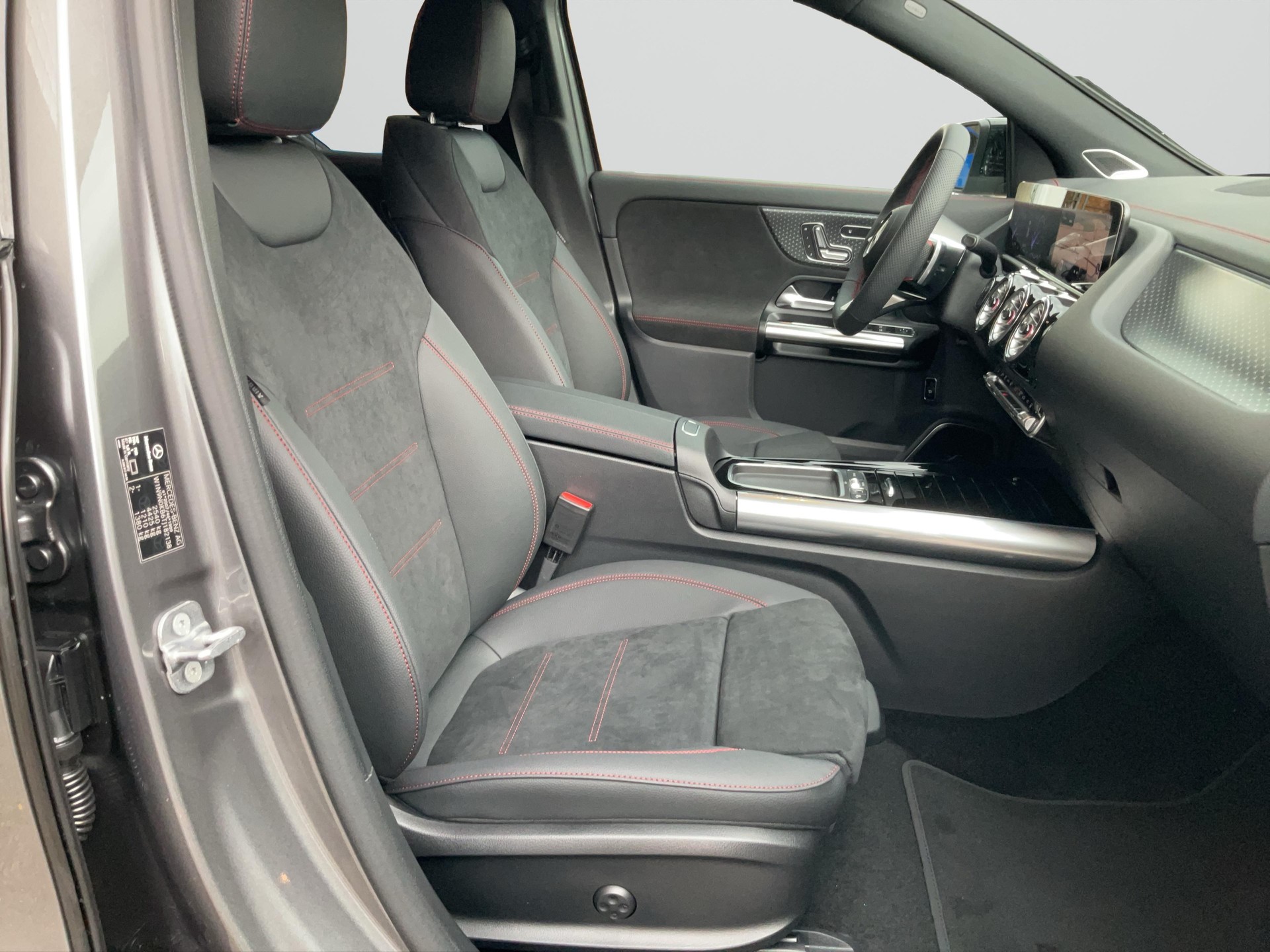 MERCEDES-BENZ EQA 300 4MATIC Excellence Edition AMG Line-image-6