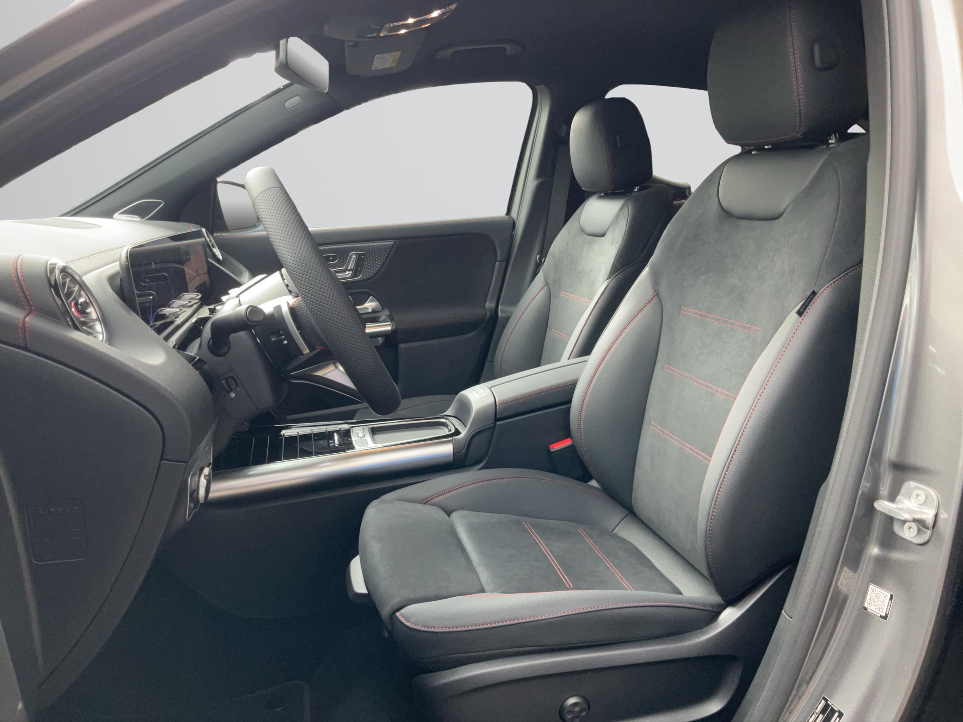 MERCEDES-BENZ EQA 300 4MATIC Excellence Edition AMG Line-image-4