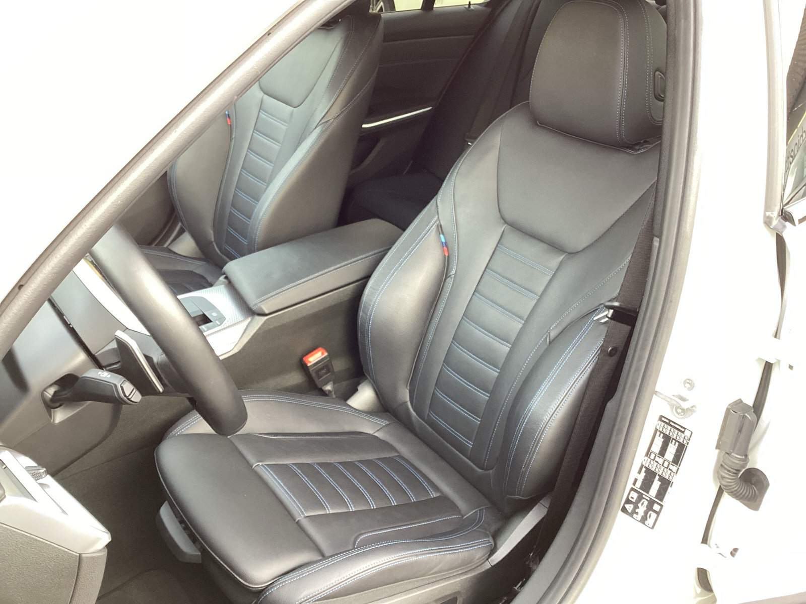 BMW 330d xDrive 48V Steptronic M Sport-image-9