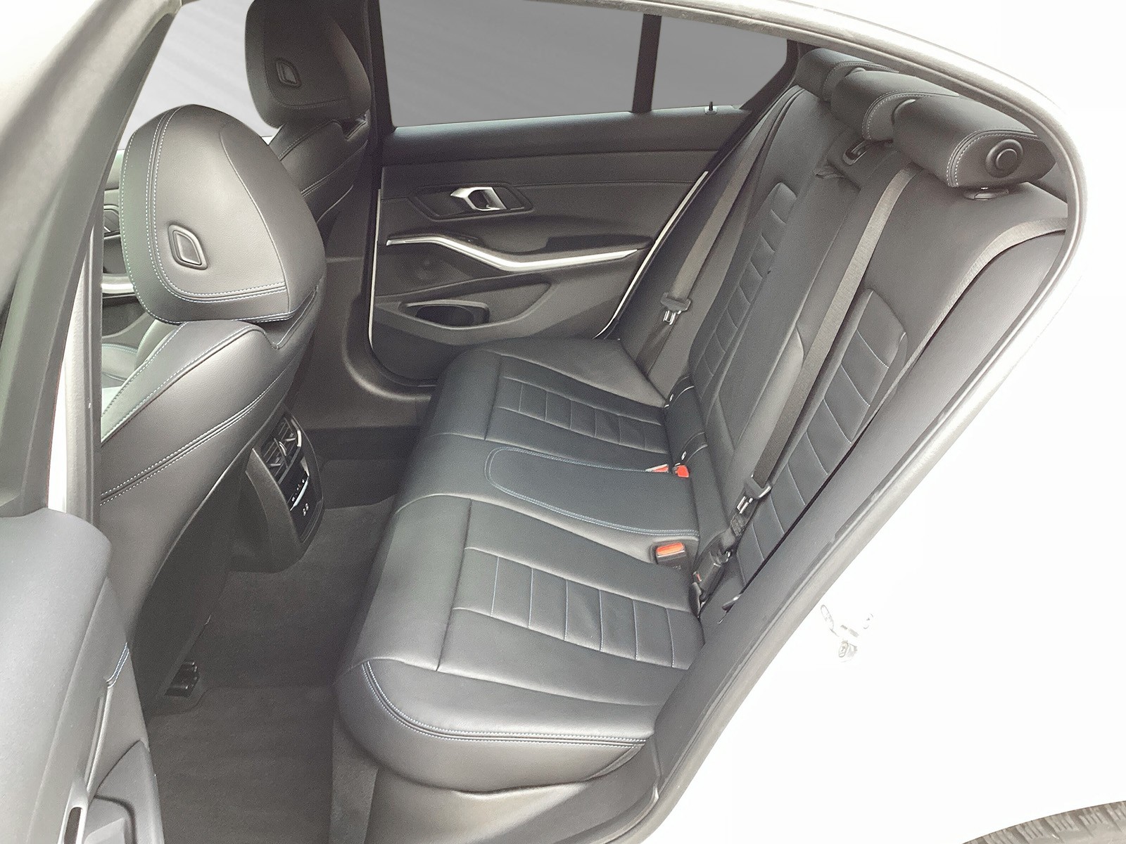 BMW 330d xDrive 48V Steptronic M Sport-image-6