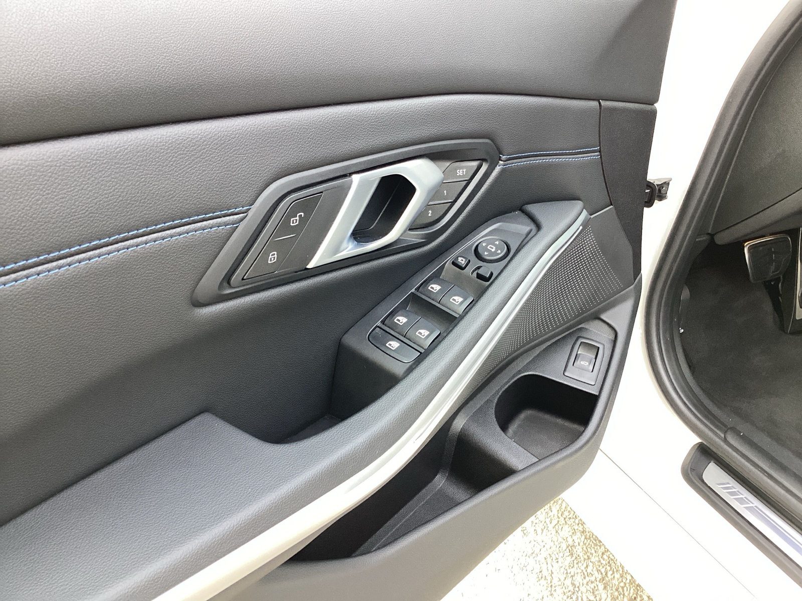 BMW 330d xDrive 48V Steptronic M Sport-image-16