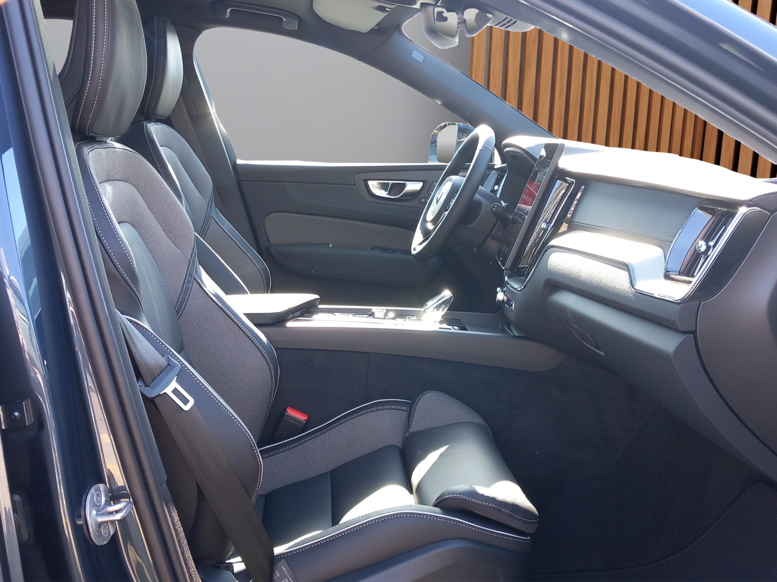 VOLVO XC60 2.0 B5 MH Black Edition AWD-image-12