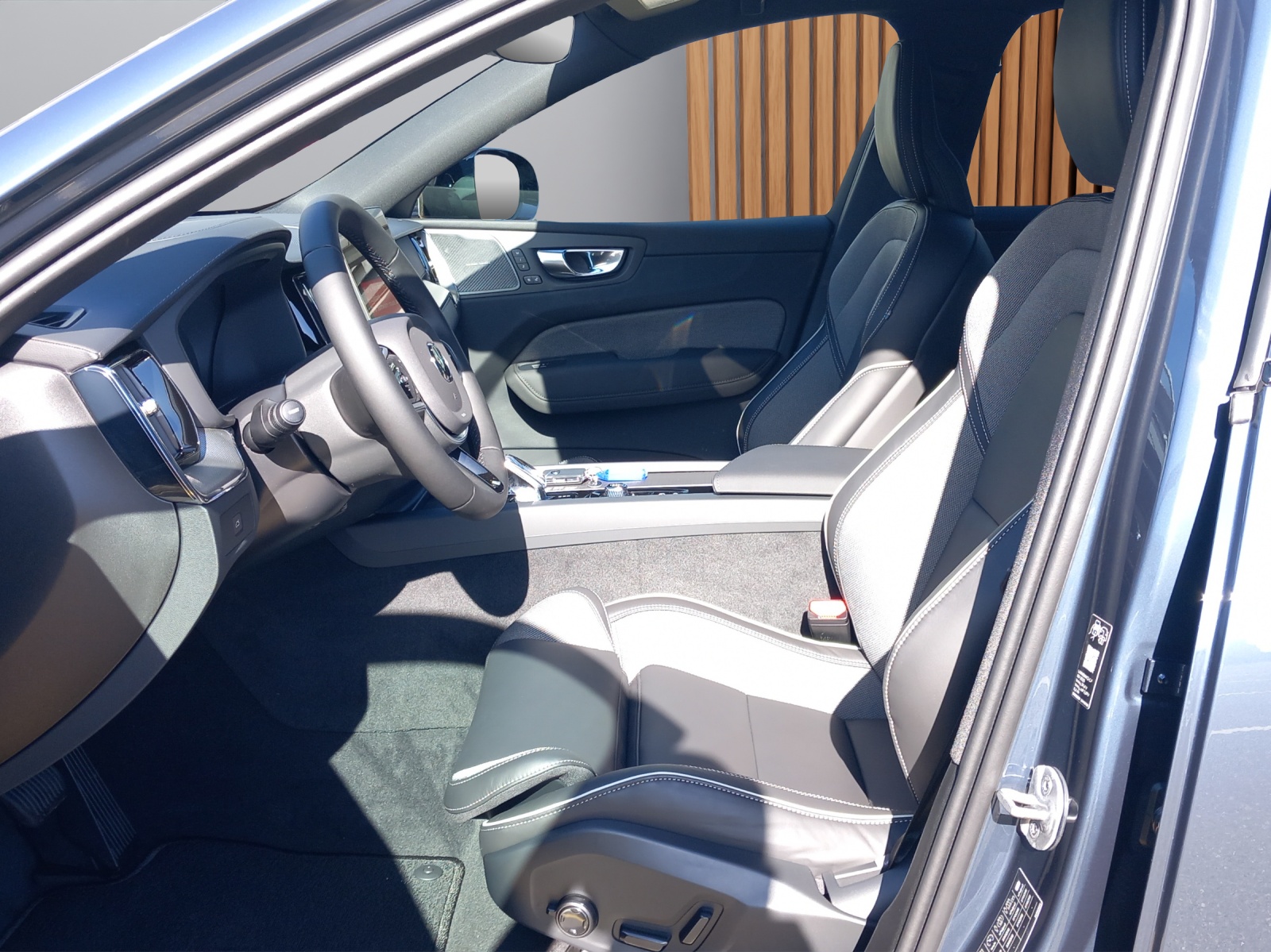 VOLVO XC60 2.0 B5 MH Black Edition AWD-image-8
