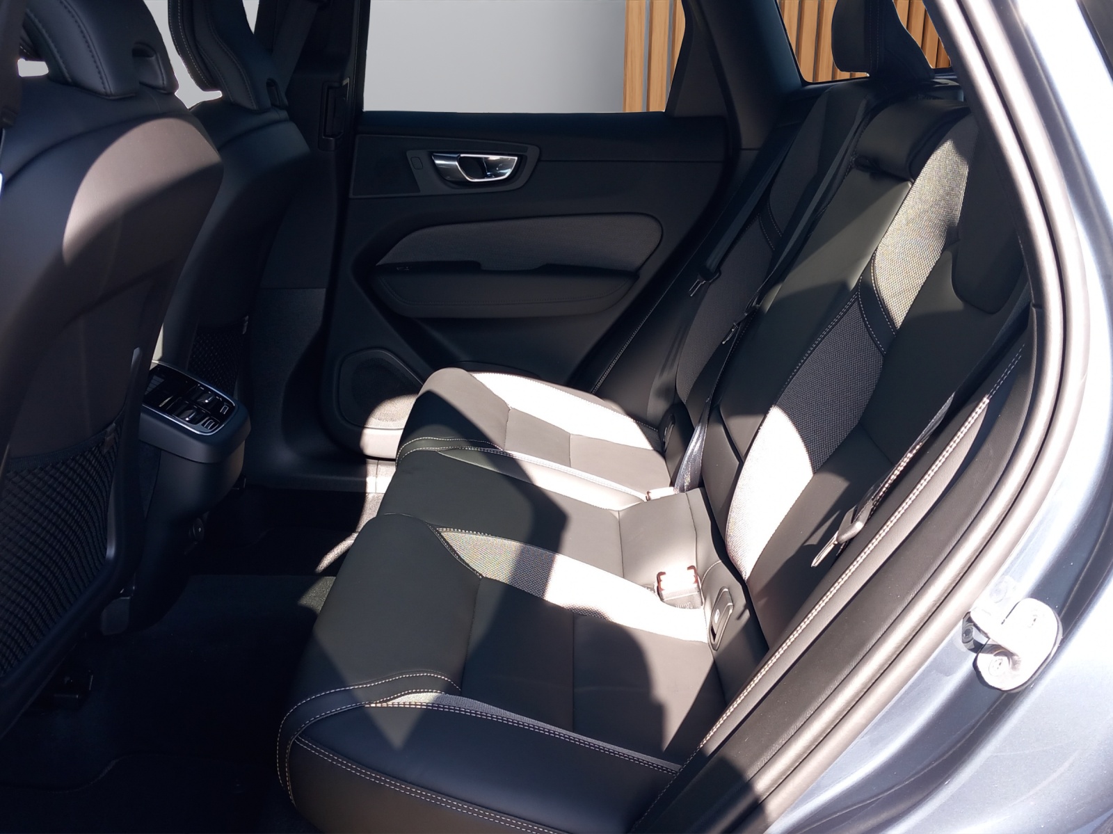 VOLVO XC60 2.0 B5 MH Black Edition AWD-image-10