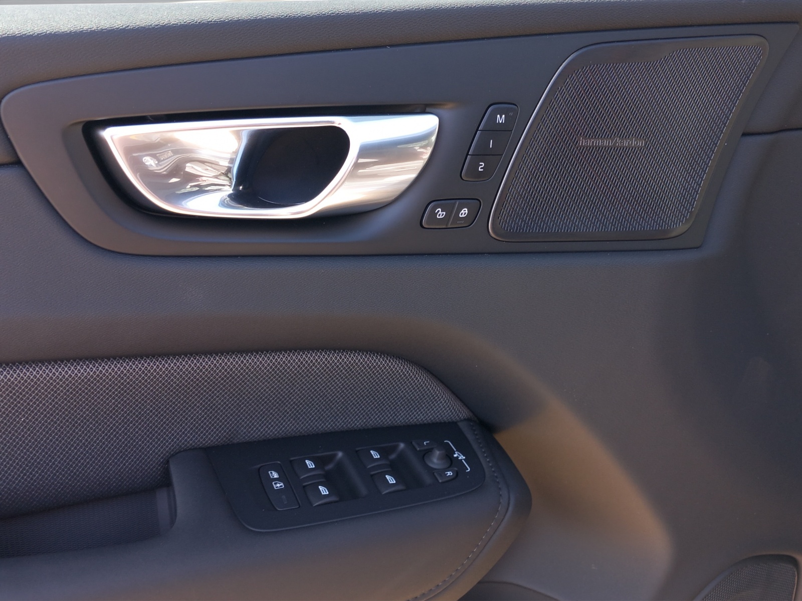 VOLVO XC60 2.0 B5 MH Black Edition AWD-image-18