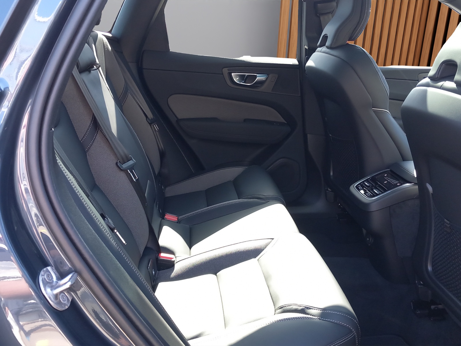 VOLVO XC60 2.0 B5 MH Black Edition AWD-image-11