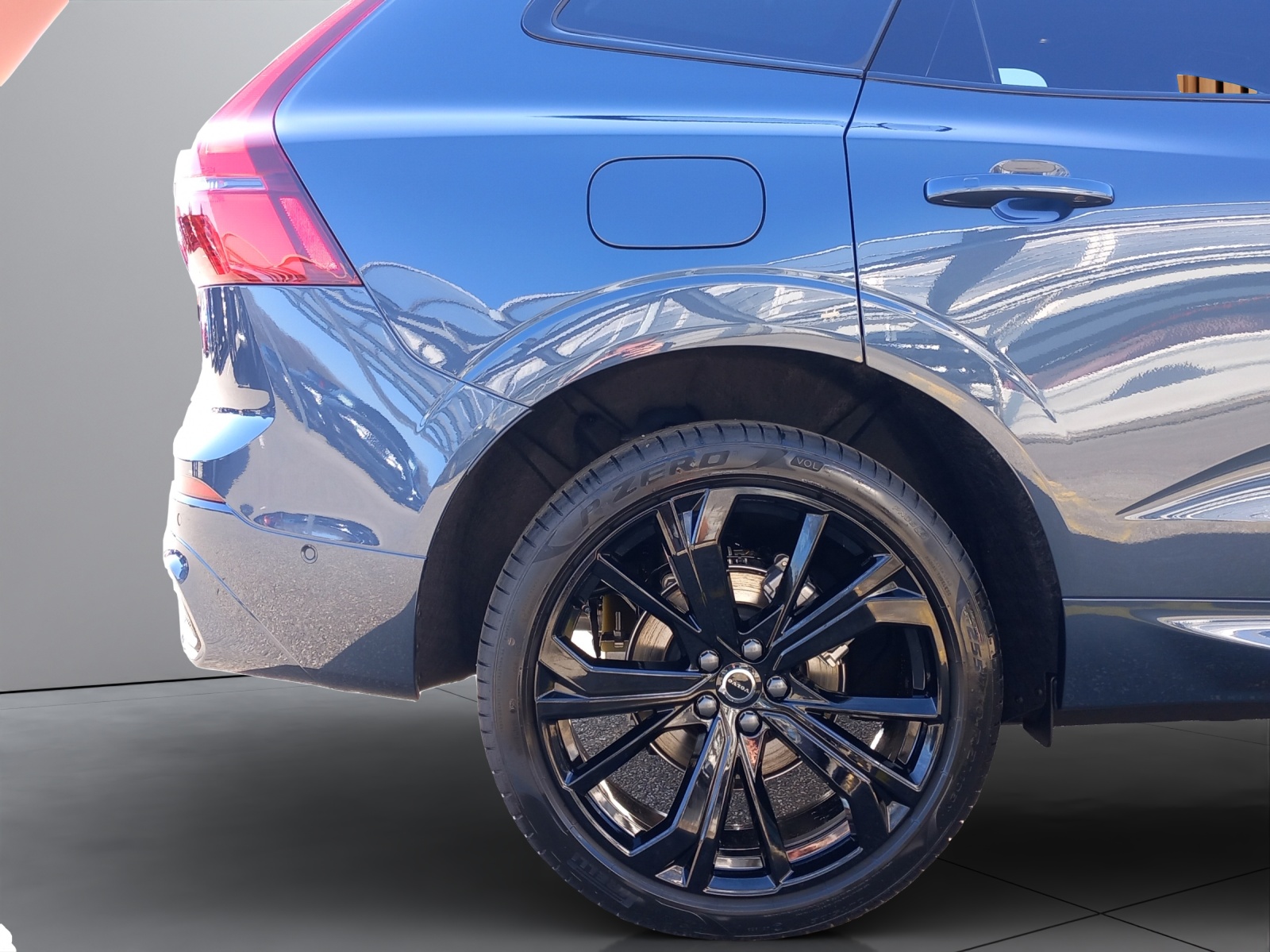 VOLVO XC60 2.0 B5 MH Black Edition AWD-image-23