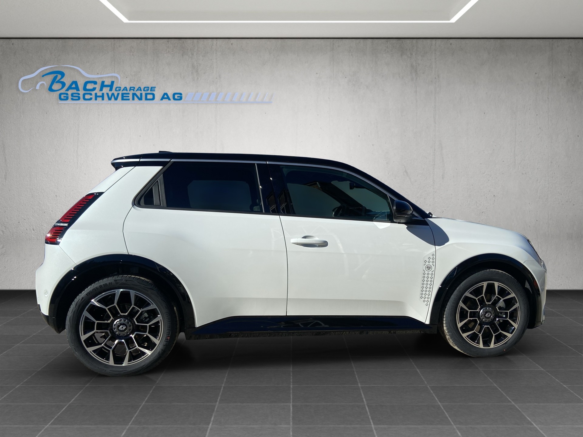 RENAULT R5 E-Tech Comfort Range 52 kWh Roland Garros-showroom-element-2