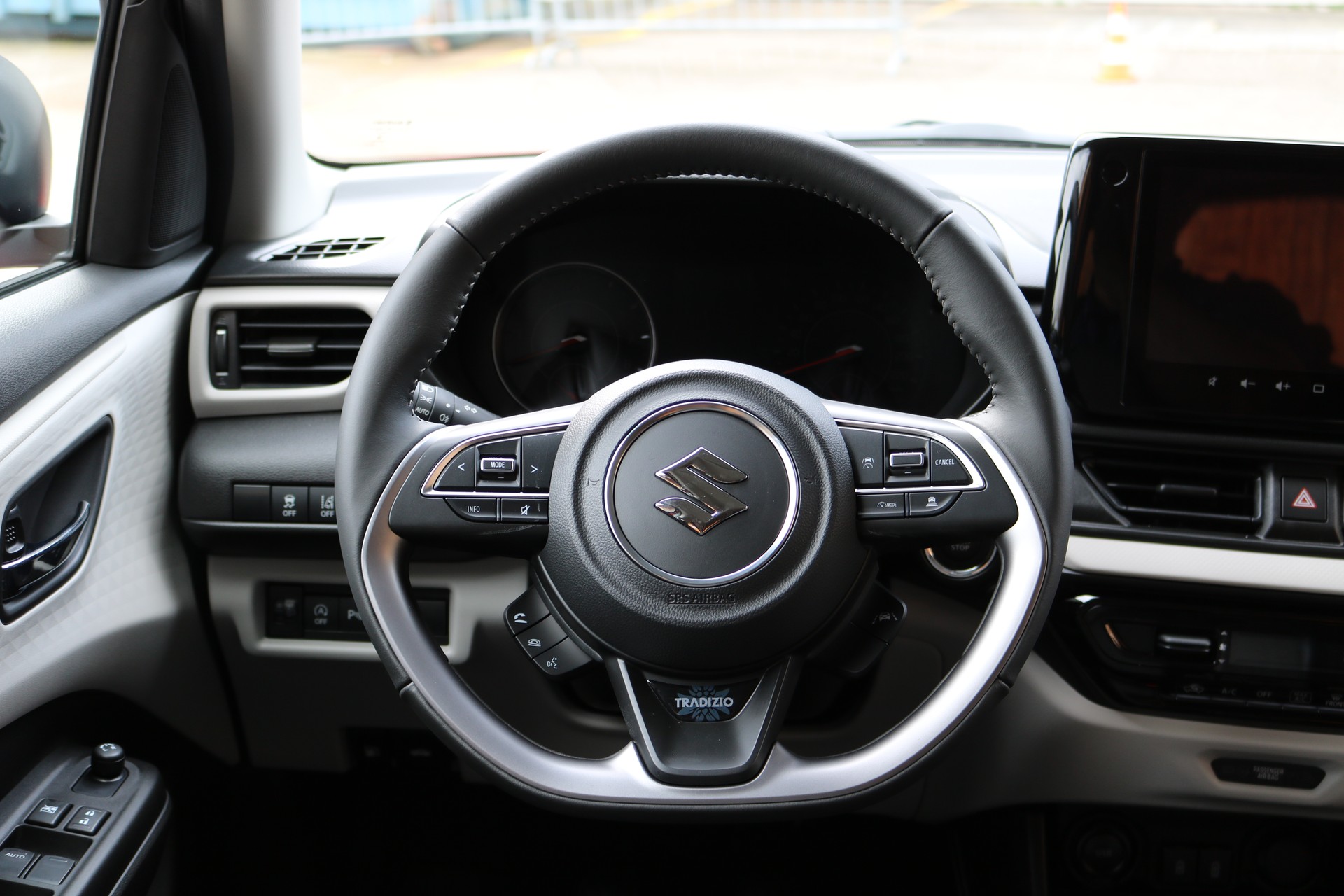 SUZUKI Swift 1.2i Tradizio Hybrid 4x4-image-4