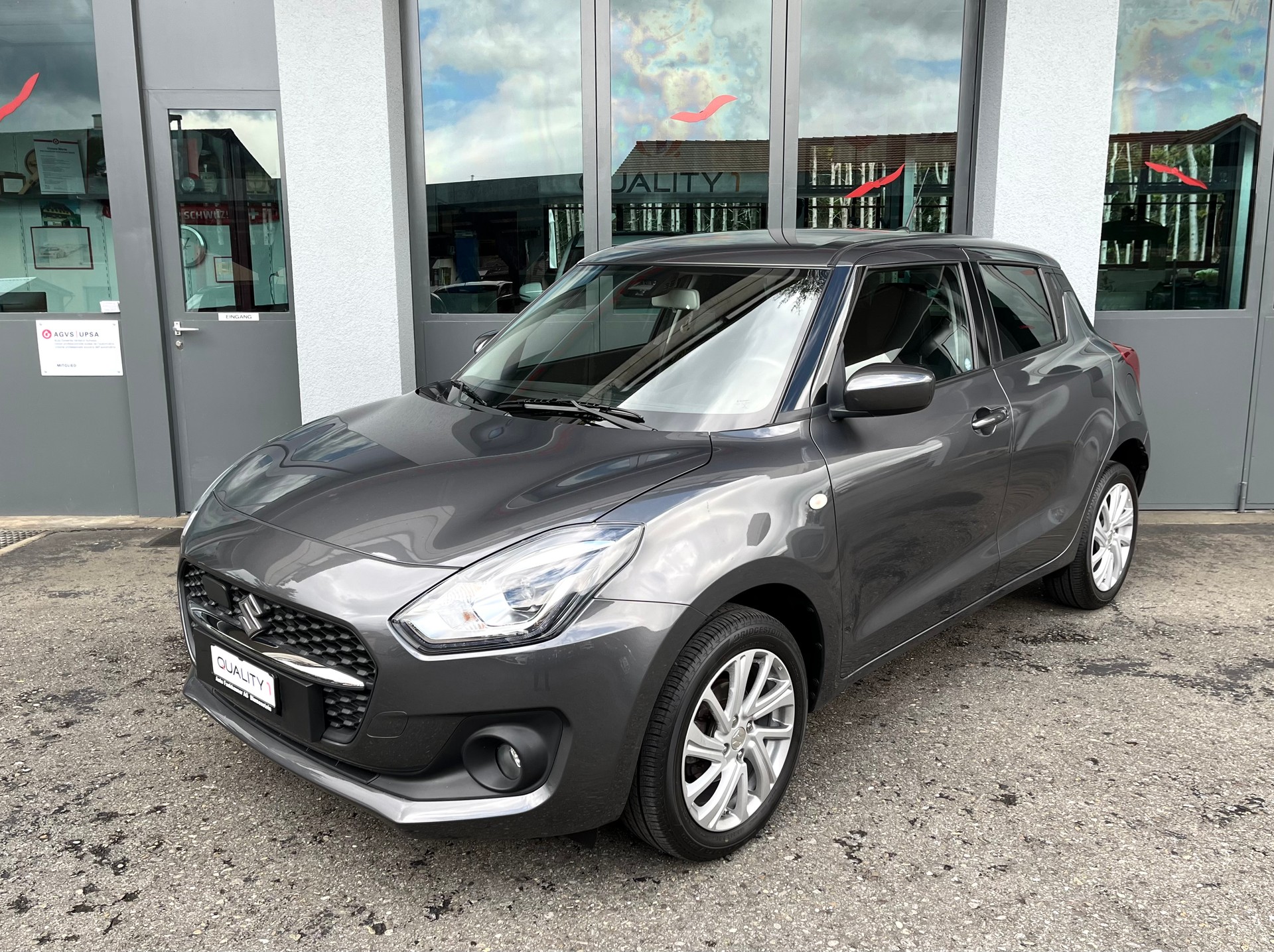 SUZUKI Swift 1.2 Compact + 4x4 Hybrid-image-2