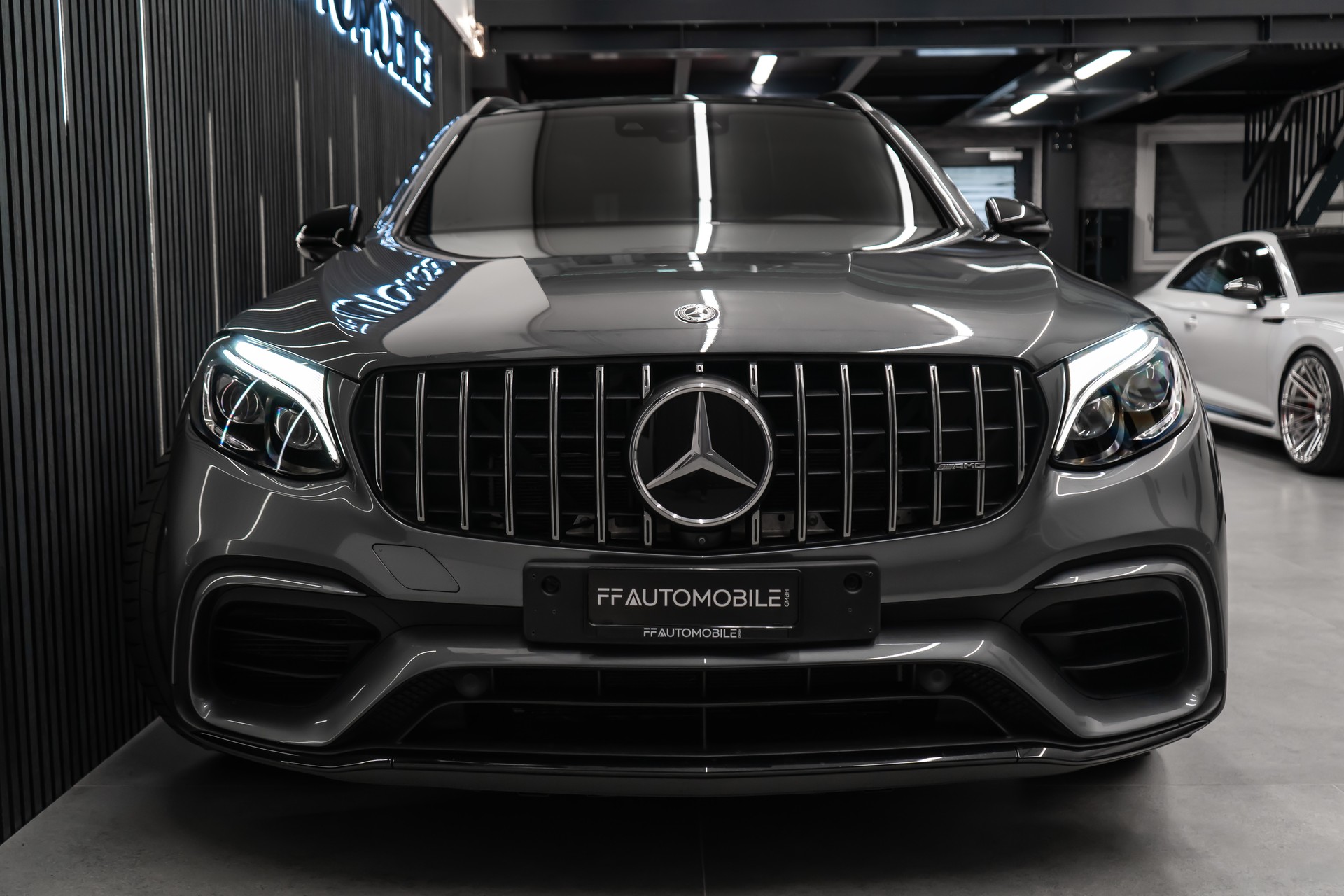 MERCEDES-BENZ GLC 63 S AMG Edition 1 4Matic+ 9G-Tronic / OHNE OPF / GRAUER HULK / 22" SANSAR FELGEN / TIEFERLEGUNG-showroom-element-3