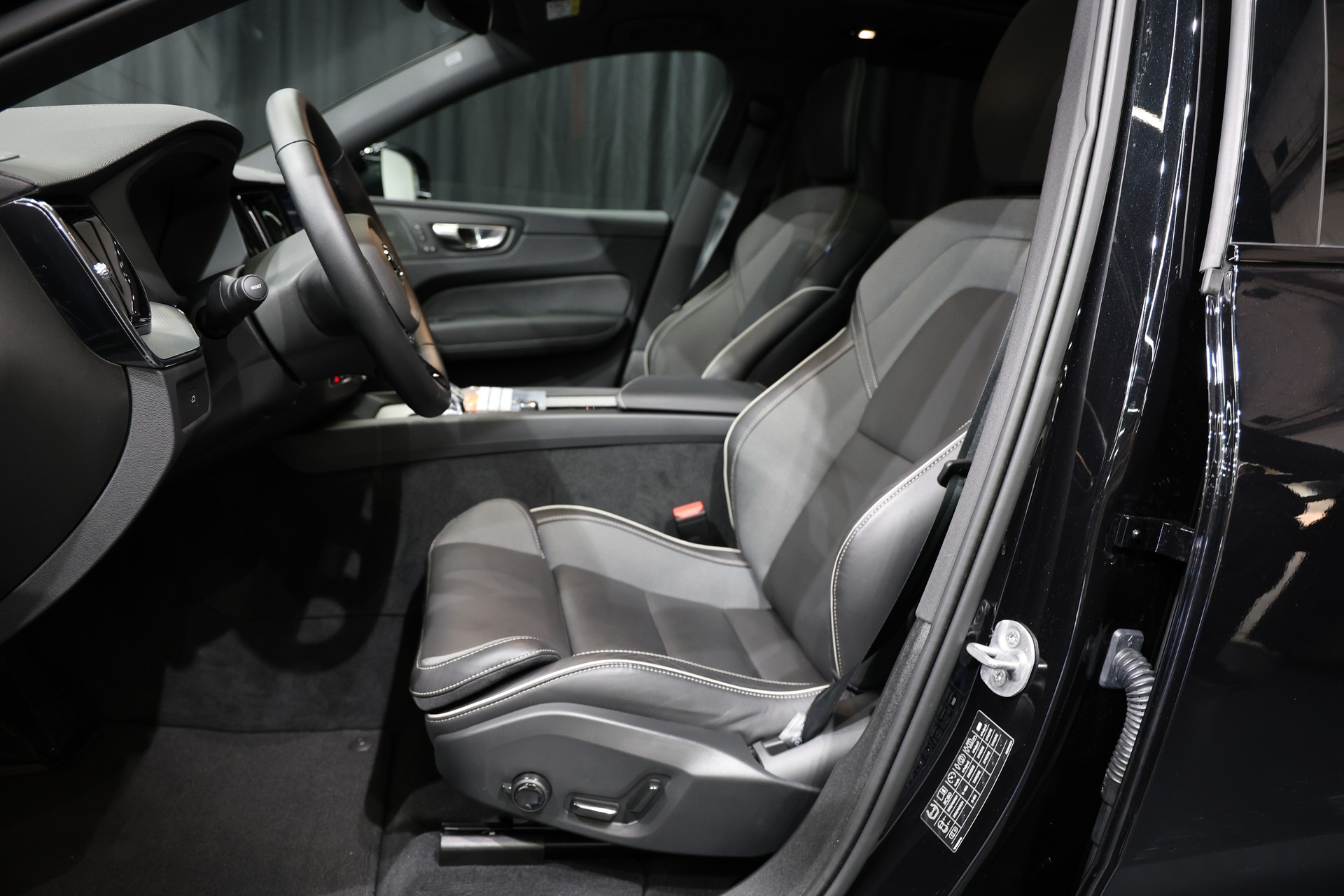 VOLVO XC60 B5 Benzin Mild Hybrid AWD Ultra Dark Geartronic-showroom-element-3