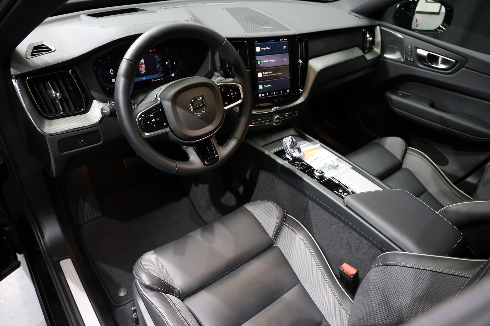 VOLVO XC60 B5 Benzin Mild Hybrid AWD Ultra Dark Geartronic-image-5