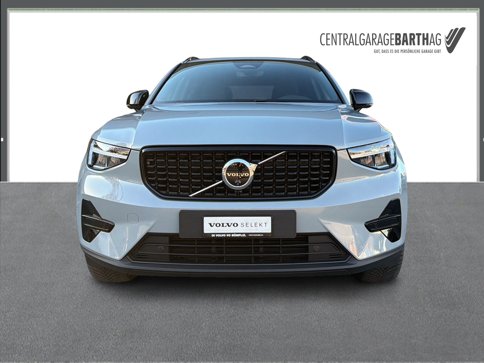 VOLVO XC40 2.0 B3 MH Plus Dark-image-1