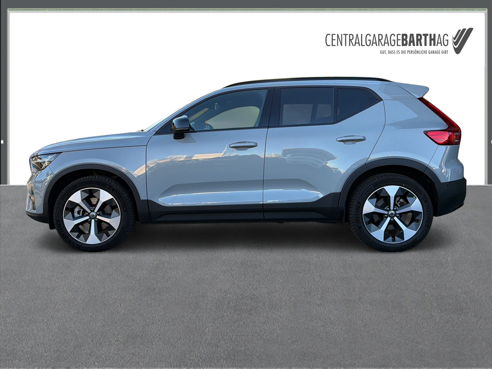 VOLVO XC40 2.0 B3 MH Plus Dark-image-3