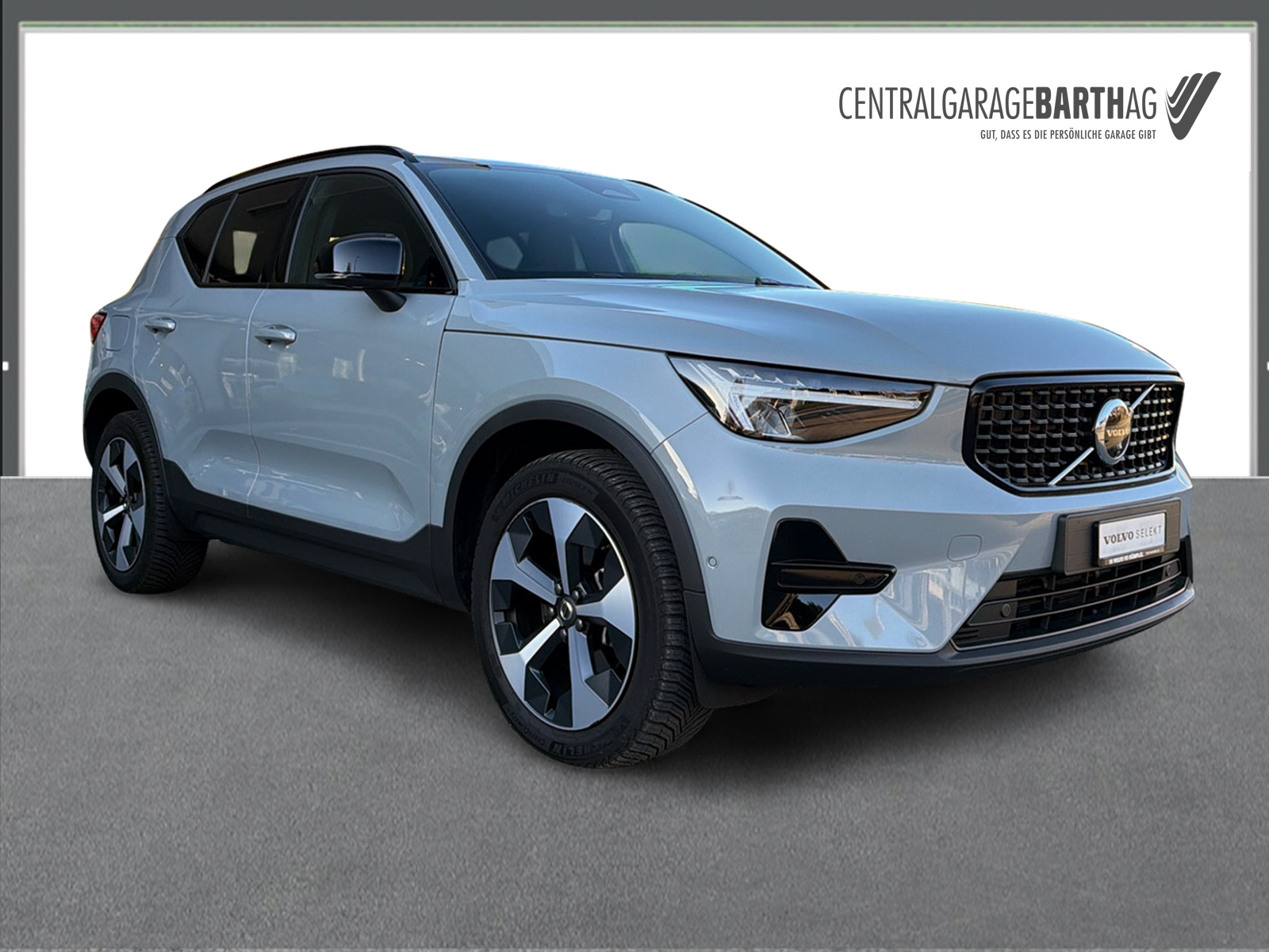 VOLVO XC40 2.0 B3 MH Plus Dark-image-2