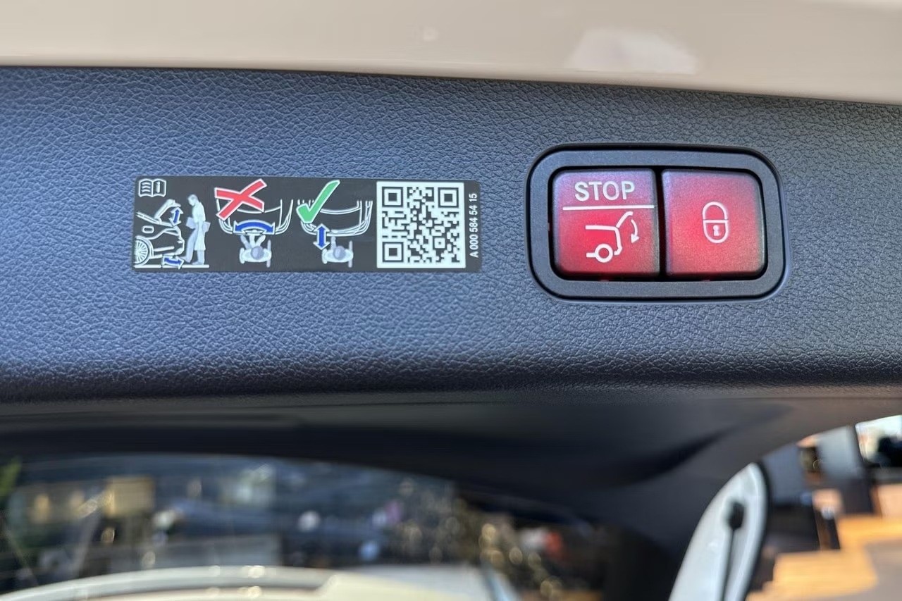 MERCEDES-BENZ E 300 de All-Terrain 4Matic EQ Hybrid 9G-Tronic-image-6