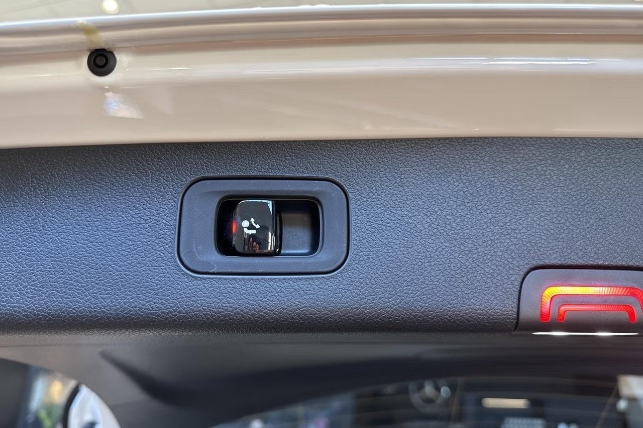 MERCEDES-BENZ E 300 de All-Terrain 4Matic EQ Hybrid 9G-Tronic-image-5