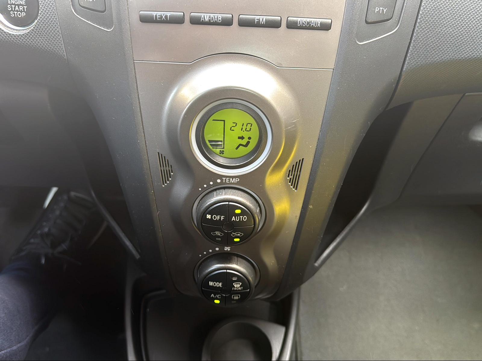 TOYOTA Yaris 1.33 VVT-i Linea Sol-image-4