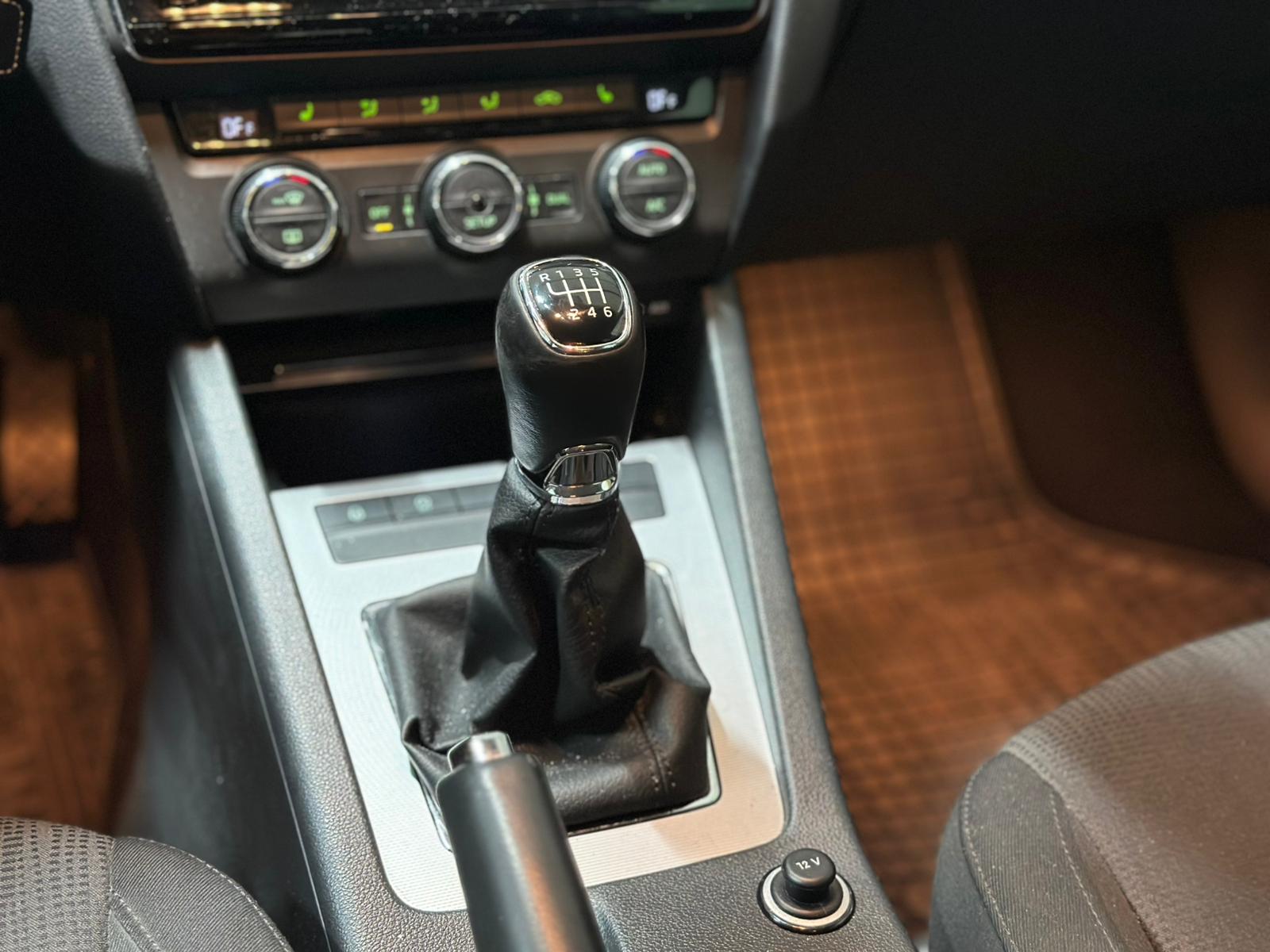 SKODA Octavia Combi 1.4 TSI Elegance-image-11