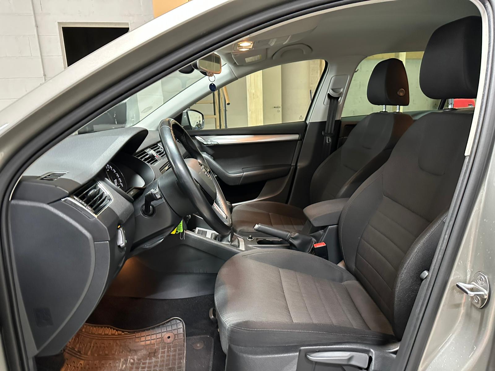 SKODA Octavia Combi 1.4 TSI Elegance-image-6